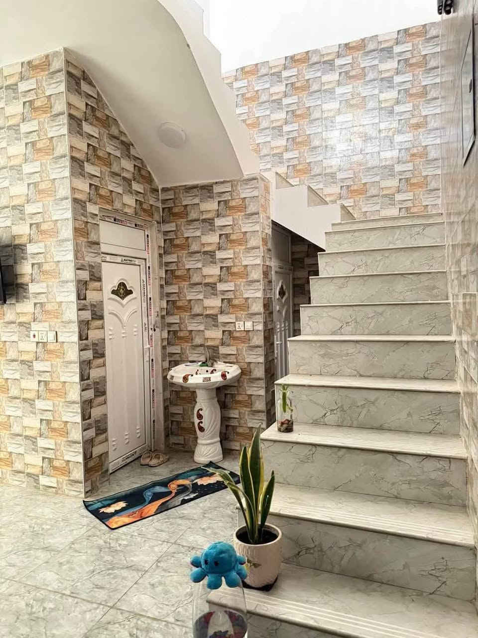 🏠دار  للبيـــــــع //طابـــــــو زراعي سند ٢٥ _🏠

🏗️📍المــــــــوقع//حي الرحمن  - مقابل الدواجن قرب شارع كربلاء

🔴 يقع على شارع تبليط مباشر 

🔴 دار خالي حاليا و يسلم مباشر  وبسعر مناسب 

🔨👷بناء ٢٠٢٣ عالي عن الشارع 

✏️المســـــاحة// ٢٠٠ متر _واجه١٠✖️نزال 20م 

🔴يتكون من ٢ طابق يحتوي على 

٤ غرف نوم ➕٢ كلدور ➕استقبال ➕مطبخ ➕مجمعات صحيه ➕كراج 

 🏫📚نستقبل جميع عروض البيع و ترويجها بإعلانات ممولة 
      للمزيد من التفاصيل الاتصال او المراسلة خاص 

حسن السعيدي ***********          

علي السعيدي ***********_ ***********

حسين السعيدي ***********

 📍موقع المكتب  📌 الحله - حي الامام علي(ع)  _مقابل مجمع الوافي
