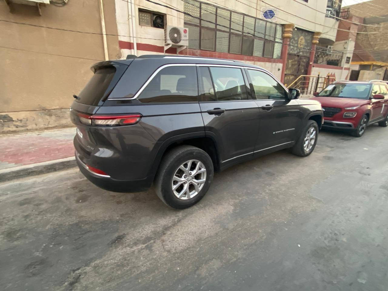 السلام عليكم
 للبيعJEEP Grand Cherokee
الموديل2024
المواصفات
1 limited فول ماعده الفتحه
تدفئه وتبريد بيها
وبل كشنات الاماميه والخلفية والستيرن همين
2 السياره تو ويل
3 ملاحظة اخوان السياره صبغ مابيها فقط خشوم الجاملغ الأيمن والايسر)..
وخشم البنيد الأيمن والايسر فقط)..
4كشنات جلد اسود كهربائية وتحكمات بيها وتدفئه
5جنطه كهربائية تفتح وقفل بلريمونت
6تشغيل عن بعد بيها (حجم المحرك 3600) v6

7 حساسات اماميه وخلفيه
8السبير منازل جديد وعدتها وياها كامله
9صدر امامي خلفي جديد بشكل عام 
10تخم تاير جديد
11شاشه بيها همين
13ممشه السياره 46 mile
 14 السعر 285 وبيها مجال 
15الرقم ***********
متواجد خاص
