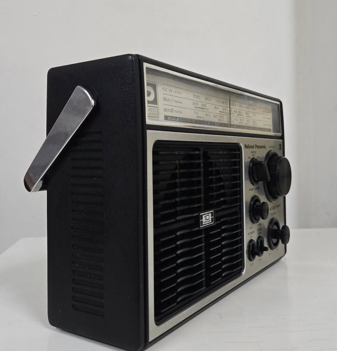 National Panasonic
ياباني الصنع صناعه السبعينات
الاخ الاصغر للخمس موجات قطعه نادره بهيجي نظافه 
الاداء ممتاز سحب جيد جداً وحاله الجهاز موضحه في الصور
للاستفسار مراسله الصفحه
***********
