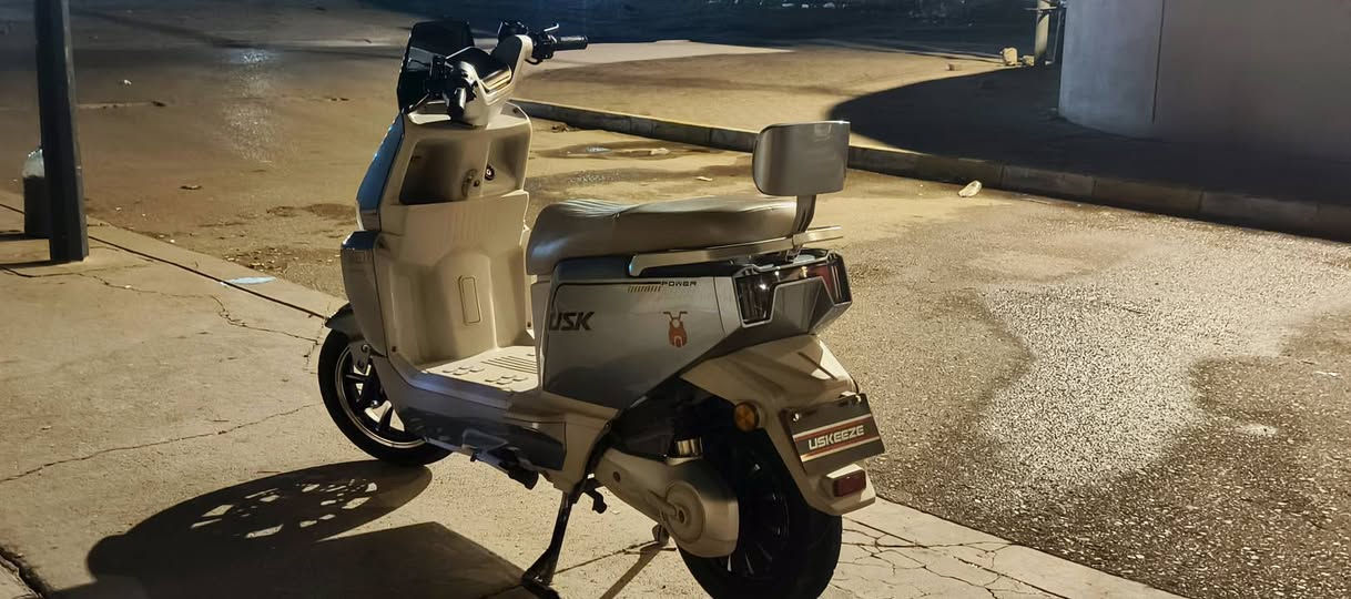 🏍️ للبيع ماطور كهربائي U5K
✨ الحالة: نظيف وبحالة جيدة
⚡ النوع: ماطور كهربائي U5K
🔋 البطارية: 72 فولت – 6 بطاريات
🔌 الشاحن: أصلي مع الماطور
🚀 السرعة: تقريباً 70–80 كم/ساعة
🛣️ مدى السير: تقريباً 60–80 كم حسب الوزن وطريقة القيادة
🛞 الإطارات: عريضة ومريحة
💡 الإضاءة: LED أمامي وخلفي
🛑 الفرامل: ديسك أمامي وخلفي
🪑 المقاعد: مريحة 
⏱️ وقت الشحن: تقريباً 6–8 ساعات
✅ اقتصادي الملف 3000.
✅ مناسب للاستخدام اليومي داخل المدينة وخارجها
✅ جاهز للاستخدام
📍 الموقع: الموصل
💰 السعر: 850 قابل للتفاوض
📩 للتواصل والاستفسار راسلني واتساب ***********.
