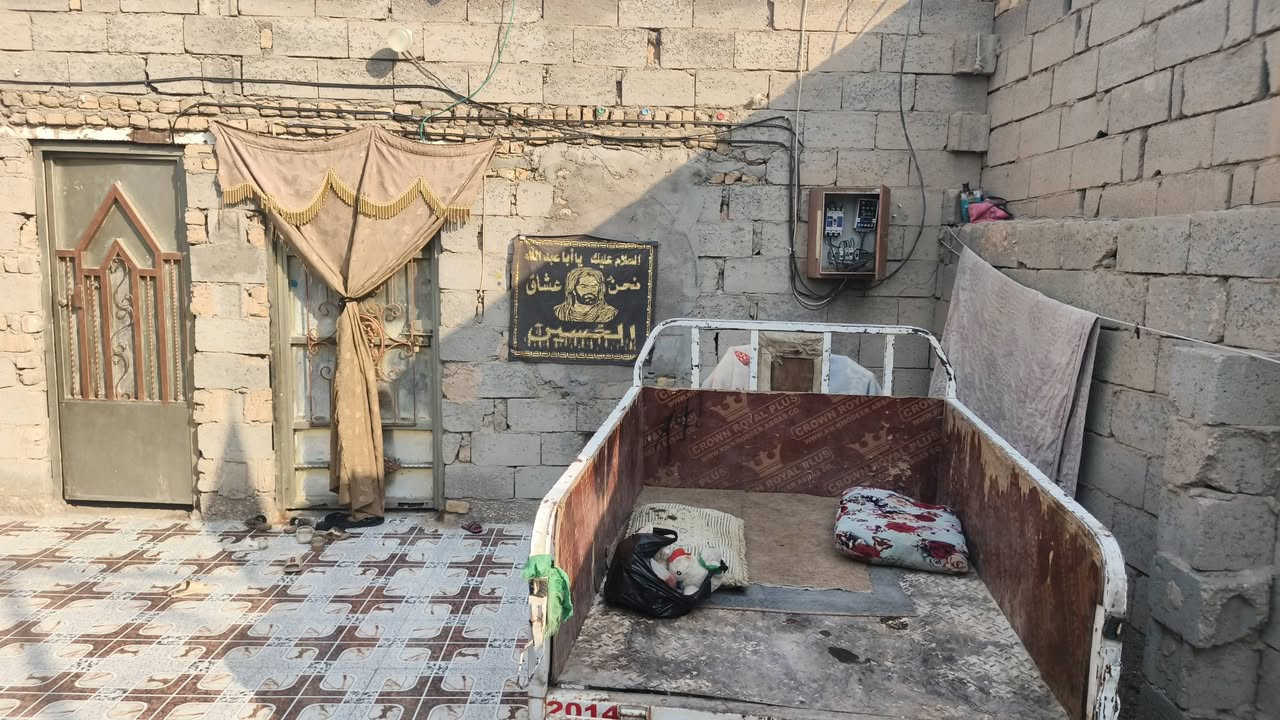 بيت زراعي للبيع ناحية فضليه حي بيطره مساحة ١٥٠ بناء بلوك سقف عكاده غرف ١ صاله مطبخ طارمه صحيات حديقة خدمات ماء كهرباء شارع سعر ٢٠ وبي مجال قليل وتصال عله رقم *********** وتصال عله واتساب
