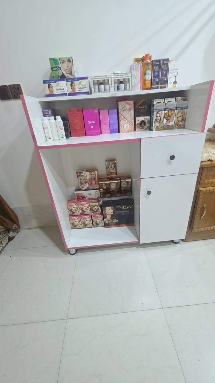 السلام عليكم فاترينات عدد ١٢ وميز كاشير
نظيفات فقط ثقبين مسمار للتثبيت ع الجدار 
وملاحظات بسيطة بصمغ يرجع ستندر مذكور بالفيديو 
بغداد الرشاد قرب حي النصر 
سعر القطعة ٤٠ الف 
الميز   ٧٥ الف
***********
