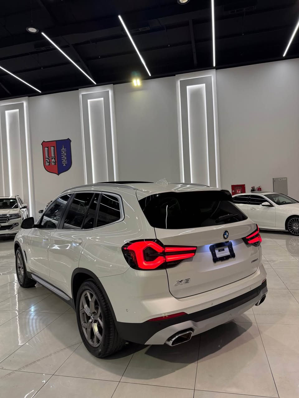 بي ام دبليو  اكس ثري X3 30i S drive
موديل /2024 
محرك / ٤ سلندر توين پاور تربو سعة لترين 2.0
العداد /٢٣ مايل 
سعر / 30 الف دولار 💵
اللون / ابيض ، داخل احمر بلادي
فول مواصفات ، داخل احمر ، اربع ابواب بصمة و صندوق كهربائي و فتح واغلاق بالقدم kick sensor , لايتات ليد BMW LED و اداپتڤ و داتاشو ٥ كاميرات شاسة كبير كيج اليكتروني ( تتحرك بجميع الاتجاهات مع الستيرن ، سقف پانوراما ، شاشة الكترونية ، دواخل ليد انارة عدة الوان تتغير حسب الرغبة ، شاشة كبيرة ،  وحساسات امامية وخلفية ٣٦٠ درجة ، نظام التوقف الذاتي ومانع اصطدام active brake control , نظام منع الخروج عن المسار في الشارع LKA ، نظام كشف النقطة العمياء BSM ، فتح الابواب تلقائيا عند الاقتراب من السيارة و قفلها عند الابتعاد ، كشنات هيتر ، كشنات كهرباء جهتين و ميموري ، بريك بصمة واوتوهولد ، ثلاث وضعيات قيادة و اطفاء المحرك ذاتيا عند الوقوف ، تبريد مركزي وخلفي منفصل قطعتين ، اپل كار پلاي و خريطة المدينة في الشاشة الامامية ، شاحن موبايل وايرلس ، مواصفات اخرى كثيرة جدا
السيارة وارد امريكي ، بيها فقط حافه بنيدو و جاملغ حافة باب صبغ بدون دواخل نهائيا وايرباك بردة و سستم 
جدا جديدة مثل الزيرو ، گير ومحرك و صدر و كهربائيات بحالة الشركة كولها ، لايتات وتايرات و الويالة والجام الامامي كلشي بيها بلادي 
العنوان/ اربيل-مدينه معارض 
موبايل /*********** واتس اب فايبر أربيل, العراق

