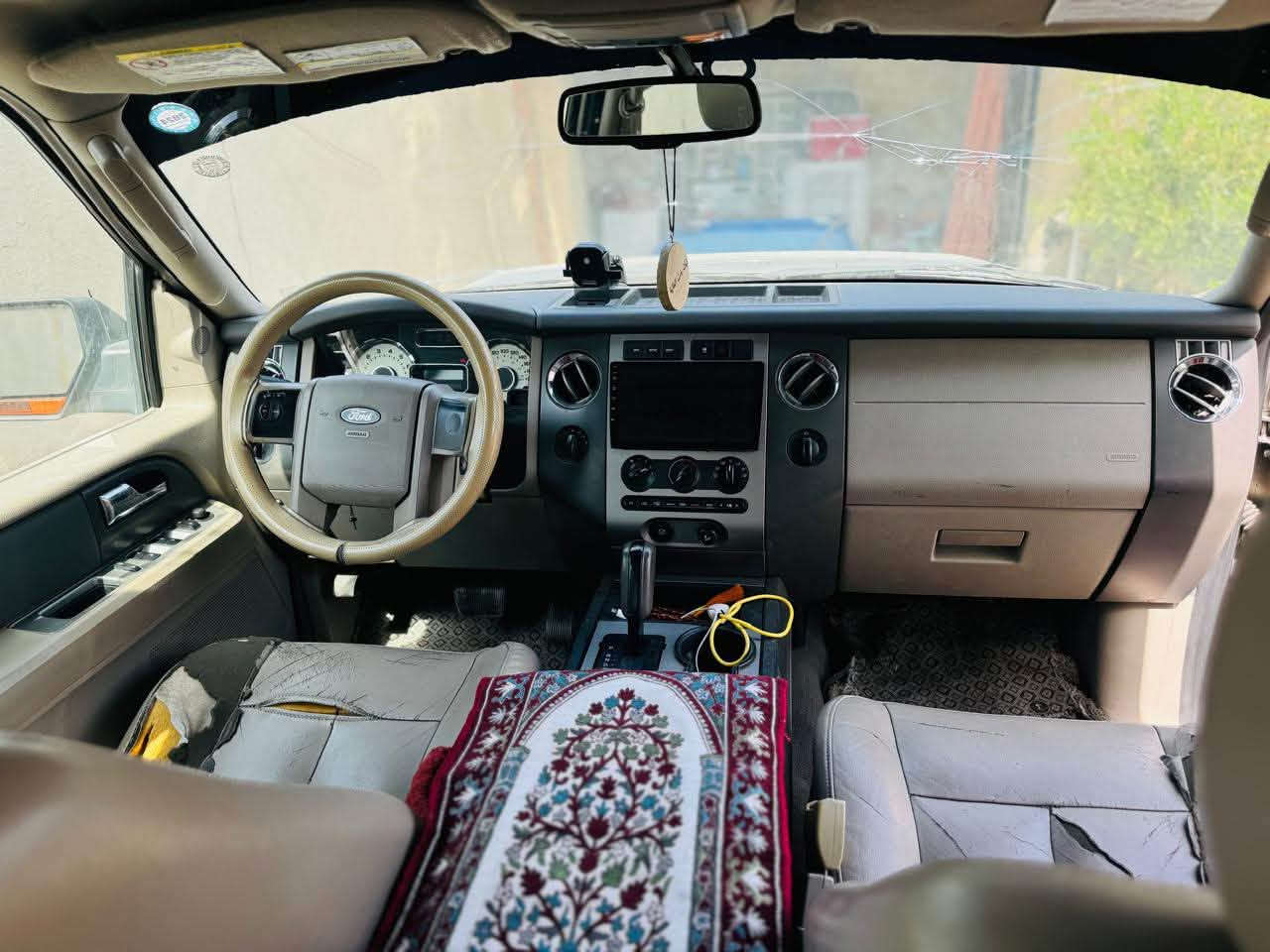 السلام عليكم فورد اكسبديشين٢٠٠٨ وارد امريكي بدون حادث محرك ٨سلندر تبريدها ثلج منفصل مقفوله من ضربه رقمها سليمانيه مكاني بغداد رايدها ١١٥ وبيها مجال ومرواس 
***********وبي واتساب
