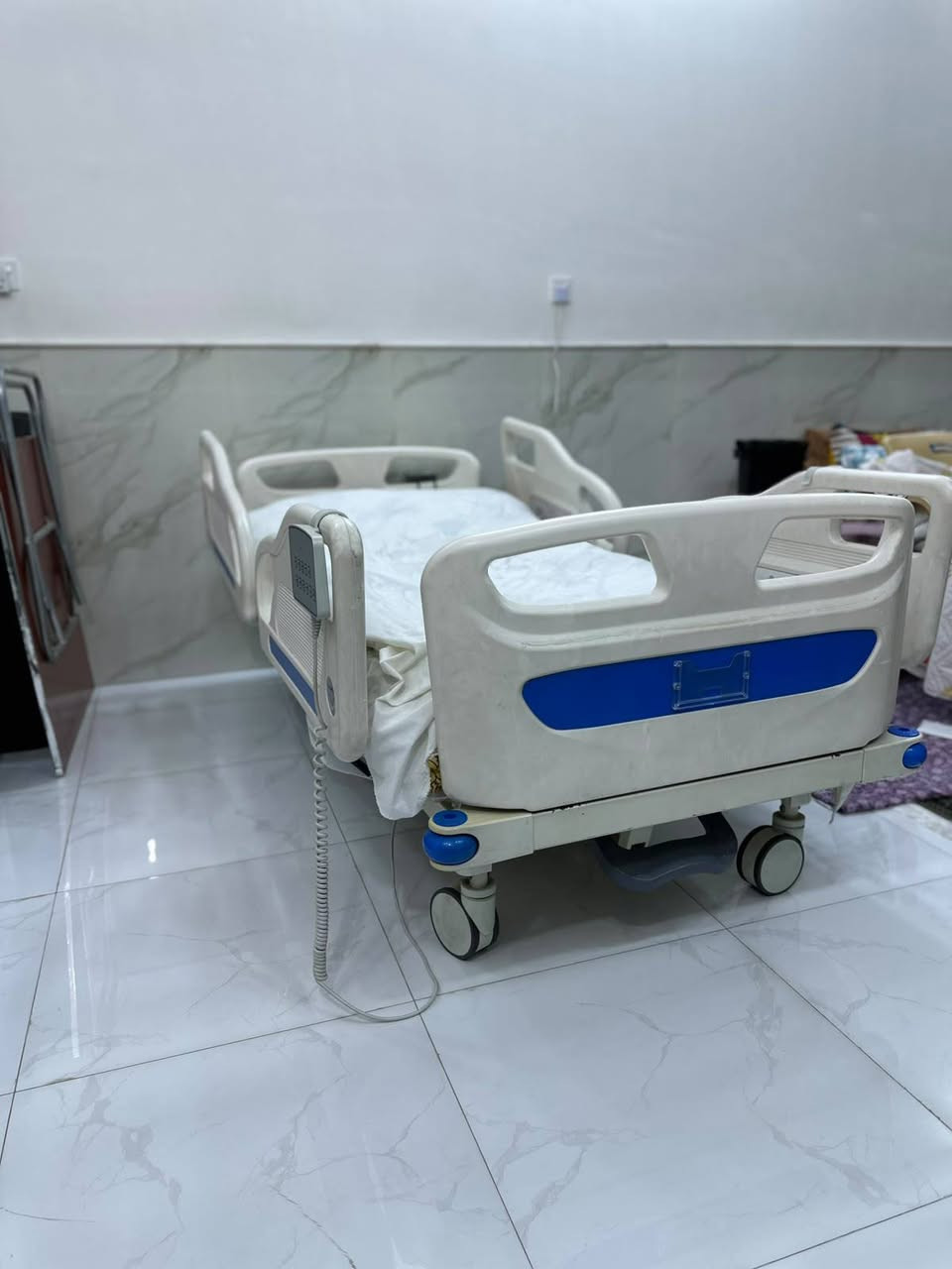 السلام عليكم
سرير كهربائي متعدد الاتجاهات 
استخدام قليل نضافه 100/100
يحتوي على ريمون كونترول عدد 2 
مما يتيح سهوله الاستخدام 
السعر صدمه 950الف فقط 
مكاني النجف الاشرف حي الوفاء 
الاستفسار أكثر الاتصال على 
***********

