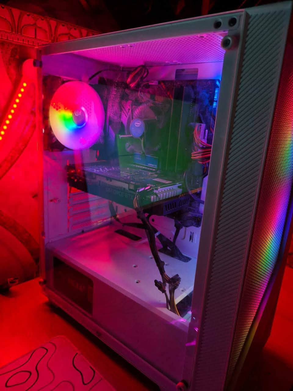 السلام عليكم تجميعه كامله للبيع تحمل جميع للعاب 

✅ المعالج: Intel Core i5-9400F (الجيل التاسع)
✅ كرت الشاشة: GTX 1660 6GB GDDR6
✅ الرام: 16GB DDR4
✅ التخزين: SSD 128GB + HDD 500GB
✅شاشه 60 هرتز متوسطه
‏✅كيس ابيض 4 فان ارجيبي 

تحتوي على ثنين ماوس + ثنين كيبورد+ ثنين ماوس باد 
تحتوي على العاب GTA V +ريدي دربشن ذن للعاب مدفوعات سعرهن 76 الف  هديه معه تجميعه 

السعر 600 قفل 
عنوان -بغداد البلديات 
واتساب - ***********
