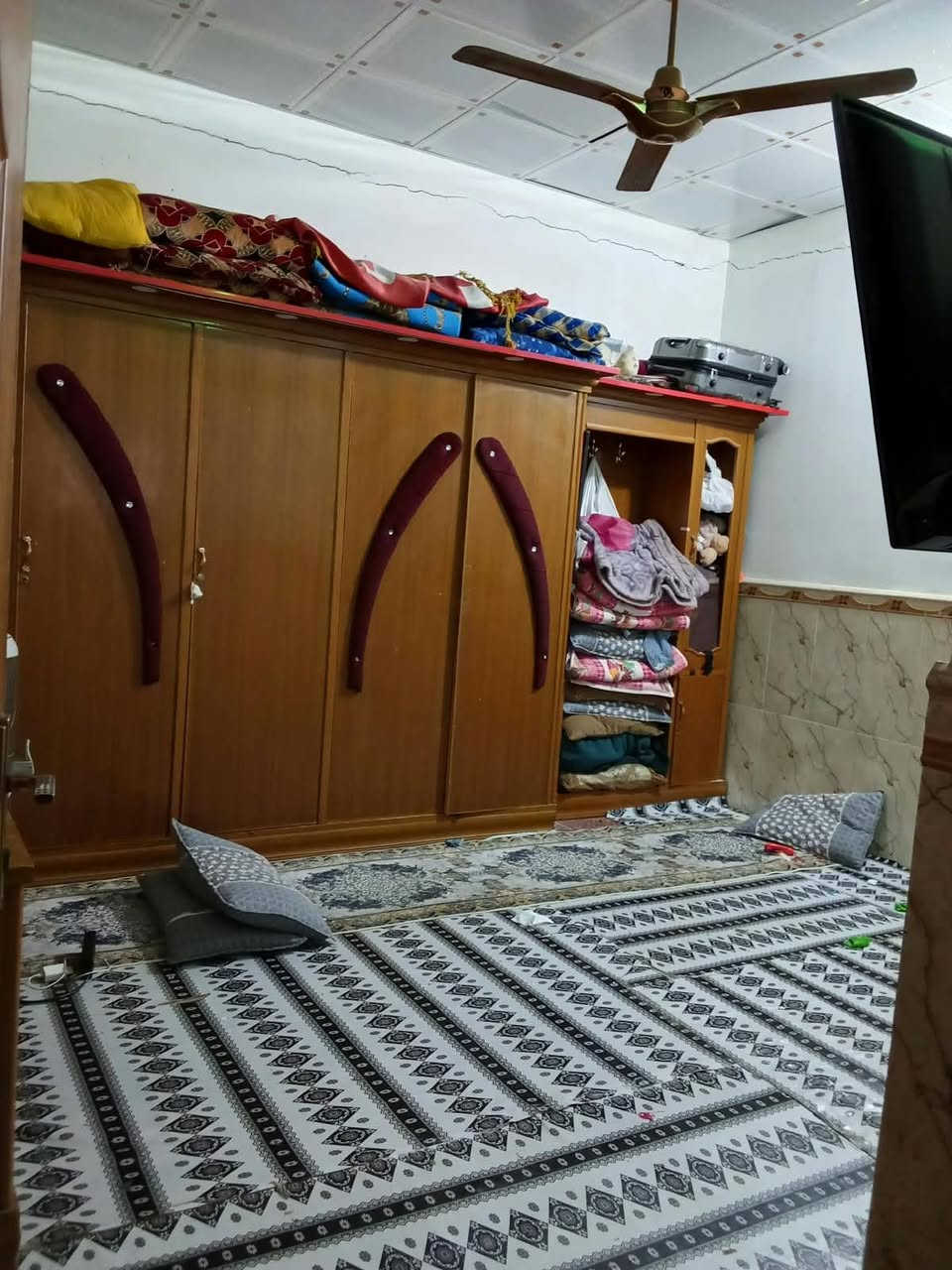 للبيع طابو صرف منطقة النداء، بناء درجه أولى مسلح،، استقبال، وغرفه و صاله ومطبخ، صحيات داخلي وخارج الي يحب يتواصل على الرقم ***********،، سعره ٩٥ مليون وبي مجال بسيط،،
