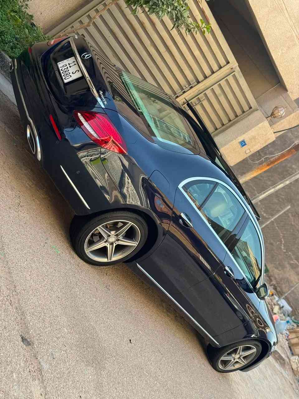 للبيع مارسدس  E300 موديل 18 حادث بسيط بدون ايرباك ضمان دولي بصمتين رقم بغداد حرة باسمي هزة جديدة مواصفات:
بانوراما 
داخل جلد ابيض + صاج ملكي
شاشة+ كامرا دوارة
داخل انارة متغير 64 لون + انارة تبريد
كشنات خزن ميموري ثنينهن + كهرباء
تدفئة كشنات
شحن لاسلكي واير ليس
سيتم صوت BURMESTER
حساسات ٣٦٠ درجة
دبل ماوس تحكم
انارة داخلية led
رادار جانبي + نقط عمياء
رادار امامي + تحديد مسار
نظام Auto park
نظام Auto stop
مودات قيادة(eco,comfort,sport,custom)
جنطة كهرباء
وباقي المواصفات المعروفة والسيارة جديدة وكاملة مكملة اي نقص مابيهة (صفر مسج) وماشية 59 الف وحادثهة كلشي بسيط جاملغ وبنيد ومبدلات اصليات نفس اللون بدون صبغ بدون دواخل وايرباك  وصور الحادث موجودة عندي عالخاص والسعر 233$ للاستفسار ***********
