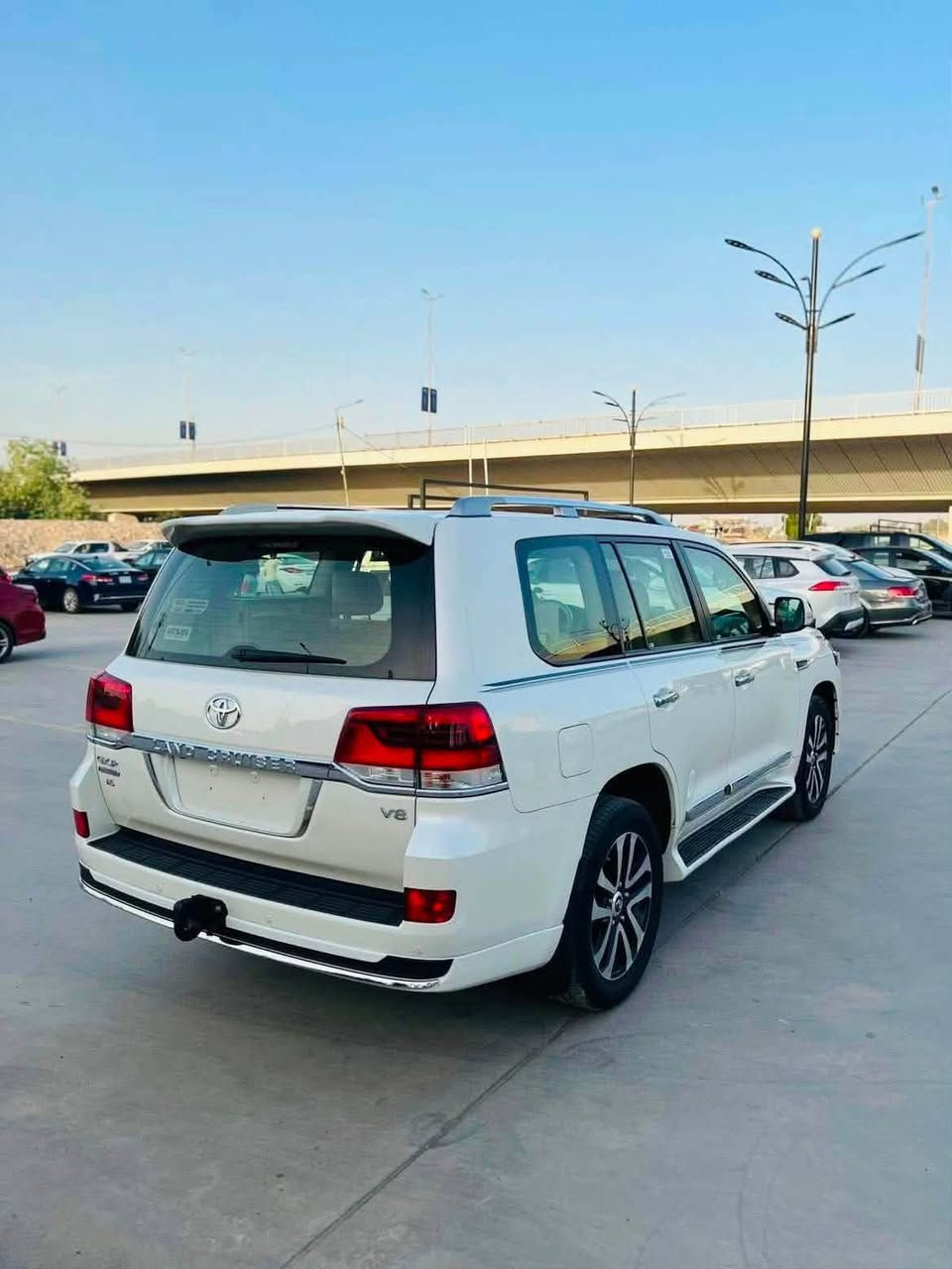 لاندكروز .SAS  موديل.2019 رقم بغداد
المواصفات
.الفئة GXR
.حجم المحرك V8
.شاشه كبيره ام الدعاء
.5 بصمات
.جنطه كهرباء 
.حساسات امامي وخلفي 
. داخل جلد 
.كشنات كهرباء 
.ثلاجه 
.شاشات عدد 3
.فتحه سقف 
.تحكمات استيرن 
.مانع انزلاق 
.نضام نزول المنحدرات 
.نضام اقتصاد البانزين .ECONOMY 
.نضام صوت 
               mark   Levinson
.مري كهرباء شفط + نضام الترحيب + اشاير بلمري
.مثبت سرعه 
. زراكات
.ثلاث قطع تبريد
.تحكمات ستيرن بلتوس اوكس
 .اضائه لد رئيسيه مع كشافات ضبابيه
(لحيه أمامية وخلفية) مع فتحة سقف كهربائية وسكك سقف (روف ريل).
 .ماشية 55 الف قابل لزياده
.مكفولة كفالة عامه من الشخط  ملاحظه/ ضررها دعاميه فقط وبارد بسيط 
.#السعر 48ونص الف وبيها مجال 
. سنوية بأسمي تحويل مباشر
مكان السياره بغداد 
للاستفسار
***********
