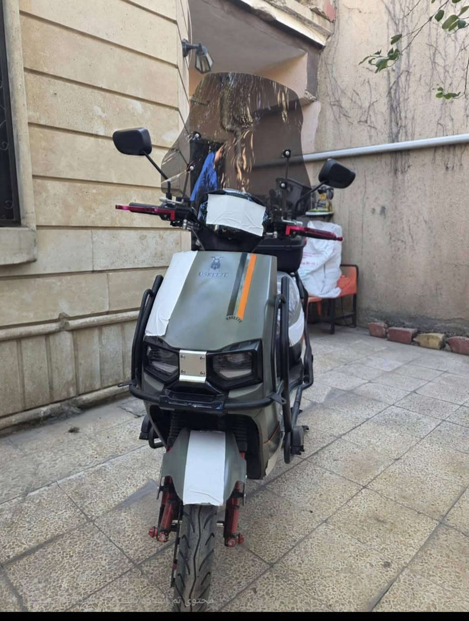 السلام عليكم عيني 🏍️ للبيع ماطور كهربائي 
✨ الحالة: نظيف وبحالة جيدة
⚡ النوع: ماطور كهربائي USKEEZE
🔋 البطارية: 72 فولت – 6 بطاريات دبل مسطره
🔌 الشاحن: أصلي مع الماطور
🚀 السرعة: تقريباً 70–80 كم/ساعة
🛣️ مدى السير: تقريباً 60–80 كم حسب الوزن وطريقة القيادة
🛞 الإطارات: عريضة ومريحة
💡 الإضاءة: LED أمامي وخلفي
🛑 الفرامل: ديسك أمامي وخلفي
🪑 المقاعد: مريحة 
⏱️ وقت الشحن: تقريباً 6–8 ساعات
✅ اقتصادي الملف 3800
✅ مناسب للاستخدام اليومي داخل المدينة وخارجها
✅ جاهز للاستخدام
📍 الموقع: الموصل
💰 السعر: 850 قابل للتفاوض
📩 للتواصل والاستفسار راسلني او اتصل ***********
