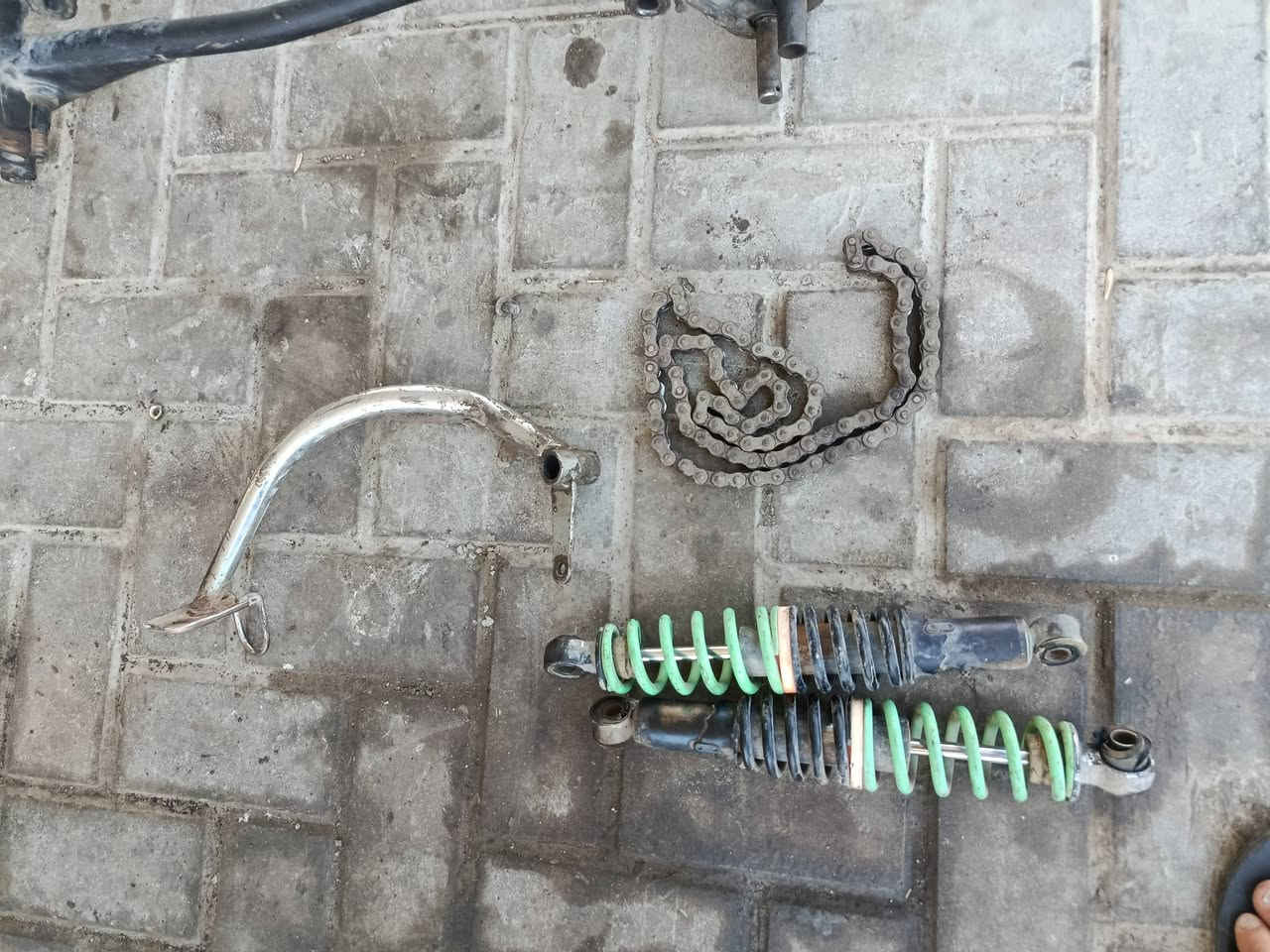 غراض دراجه للبيع
ويلات امامي وخلفي كل حجم 18 دسك سعر 35 زوج 
ويل امامي سيم قليل سعر 15
ويل خلفي سيم جثير مابي كل عيب سعر 20 
كشن رياضي سعر 8 
قبق كلج نامه برو 5 
ركبه 5 
ماشه5
تانكي نفخ 10 
شاصي عدد 2 واحد25 الف 
دبلات خلفي 7 
زنجيل4
دواسه بريك 3 
ستيرن 7 كامل 
مكان المحل دوز حي العسكري سايددين حديقه يلدز قرب اسواق محمد  رقمي ***********
