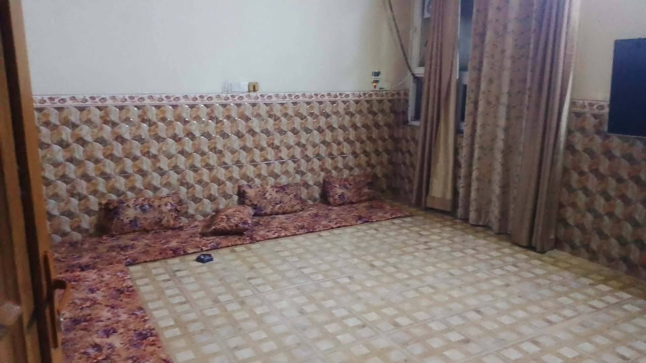 بيت للبيع في حي الانتصار شارع60 فرع اسواق الطائي 
المساحة 231

غرفتين نوم وهول واستقبال وصحيات ومطبخ وبيتونة

بناء حديث تسليم فوري
خدمات كاملة 
سند طابو   
السعر 130  مليون بي مجال

للاستفسار اكثر الاتصال على  رقم  ‏‪***********

