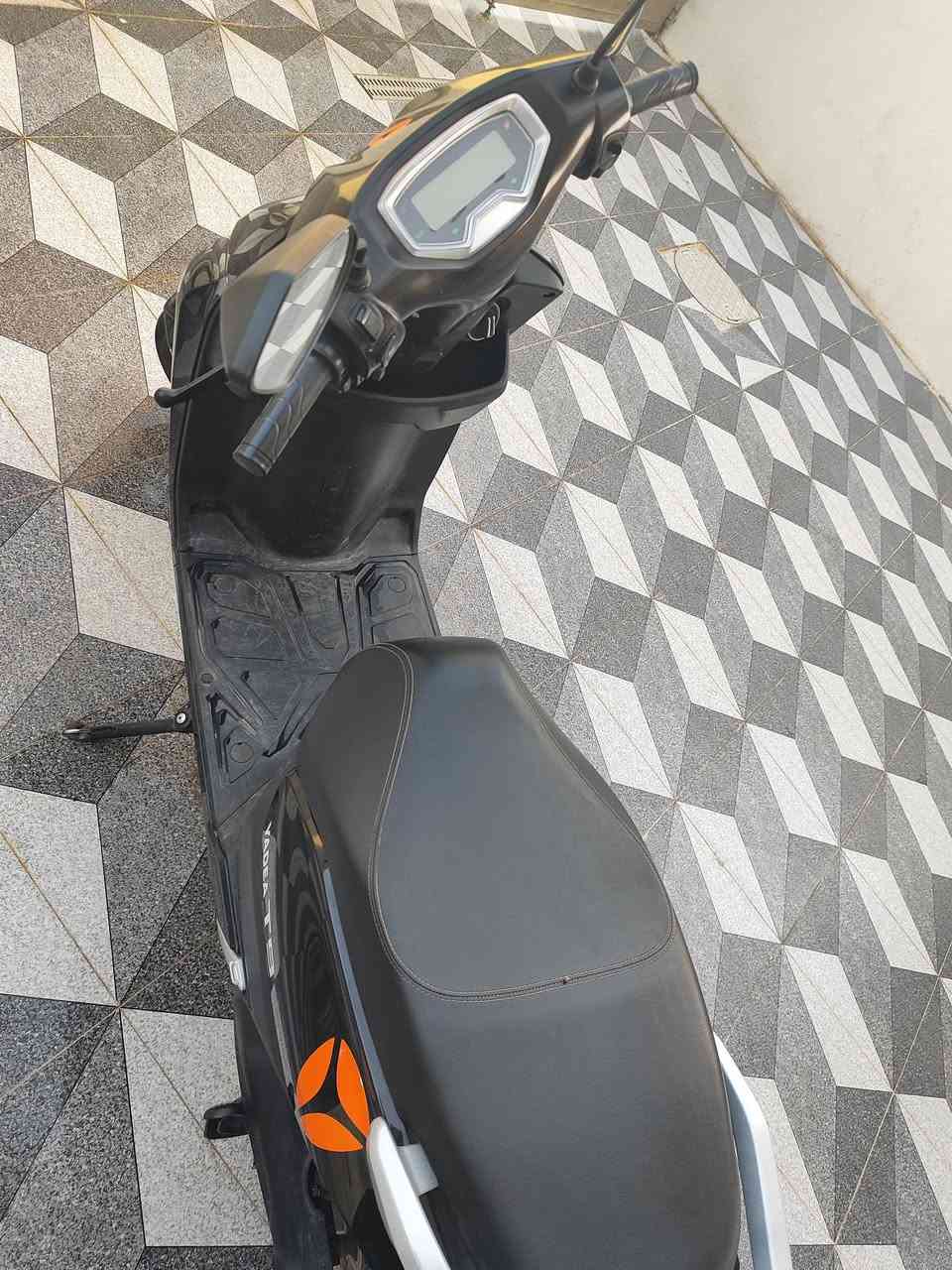 دراجة شحن شركة ياديا موديل T9
2 كير و سرعة 50 نضافة فول و 6 بطاريات 
السعر 850 وبيها مجال للأستفسار الاتصال على هذا الرقم
***********
