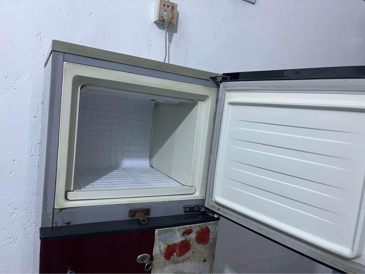 ثلاجه نضيفه شغاله وعلى الفحص طولها 130 وسعرها 125 وبيه مجال المكان نهايه الشعله منطقه الدهله *********** بغداد, العراق
