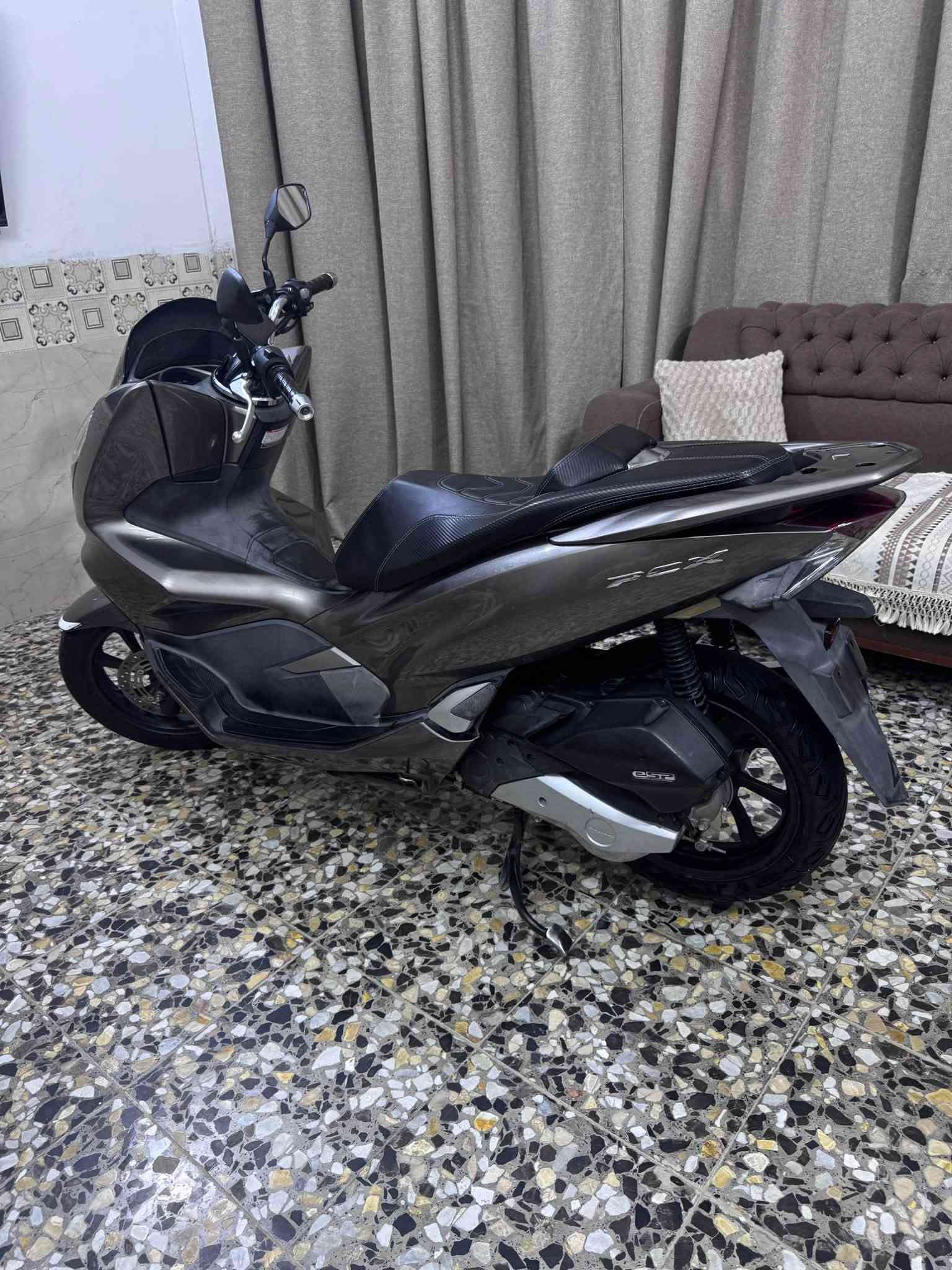 سلام عليكم PCX جيل الثالث ياباني
 نازله من المعرض قبل شهرين 
ابيعلك عله صور مزاد اليابان 
الدراجه بحاله الوكاله وياها منفيسهة وكتلوكاتهة 
وبيه شاشه كاربلي الدراجه ولا غلطه كفاله حته من الطسه
حساس ازدحام✅
حساس ستان ✅
الدراجه كفاله من التاير للتاير اي نقص مابيه  
وشرط الضمان ✅
مكاني الامين الثانيه شراي اتصل*********** 📞

نص مكتوب في الصور:
- Cost calculation
- Price in yen
- 214 .000 ¥
- Finish price in yen
- 000 000 ¥
- Calculate
- Overall rating
- 5
- Year of registration
- 2018
- Mileage
- 25 247 km
- Displacement
- 125 cc
- Frame
- JF81-1030135
- Engine number
- JF81E-5030122
- Color
- gun-metal
- Average price
- 237 000 ¥
- 197 068 ¥
- Auction comment
- 各所変色大。外装仕上げ油。
- Similar sales
- Rank 5 bikes Monthly Sales
- Data Sold 28 bikes in the
- range of ¥184,000 to
- ¥242,000
- Sales statistics
- Previously sold?
- 5/7
- Motorcycle photo