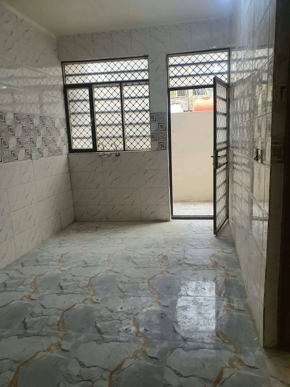 بسبب الوعود الكاذبة 
بيت للايجار مساحة ٧٥ متر واجهة سبعه  ونص نزال ١٠ مدخلين
البيت نظيف بناء ٢٠٢٢ طابق ونص الطابق الارضي استقبال ومطبخ وخدمات وغرفة نوم وطرمة صغيرة الطابق الثاني غرفة نوم منطقة الالف خلف ابو سجاد ابو الدهن ايجاره 375
للاستفسار ***********
علما اني صاحب الدار
