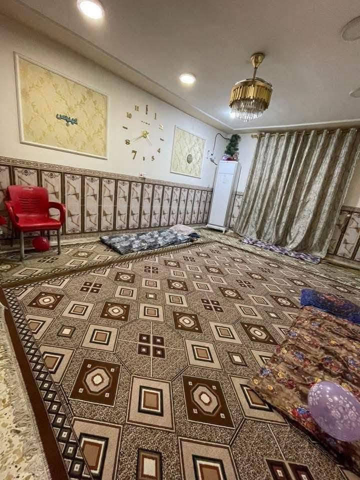السلام عليكم 
بيت ركن للبيع 100 متر في السند واقع حال 120 
في منطقة المخابرات محلة 227 بالفرع مال مجمع الشهد سابقا حاليا مدرسة الابداع .
تفاصيل البيت// الطابق الاول// استقبال ومطبخ وغرفتين نوم وحمام وتواليت خارجية وداخلية 
الطابق الثاني//  3 غرف نوم وحمام وتواليت مشترك وسطح تكدر تسوي غرفة رابع بالطابق الثاني 

مجموع 5 غرف نوم والسادسة تكدر تبنيها حاليا صايرة سطح واستقبال ومطبخ وحمام تواليت خارجية وداخلية  
السعر 120 وبي مجال بسيط للشراي
للاستفسار على الرقم ***********
