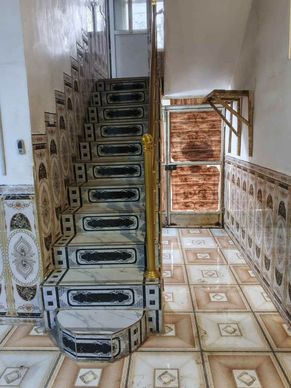 🏠 بيت حديث للإيجار
📍 الموقع: منطقة 3000 – خلف التجاري
📌 مدخل ديوم، مقابل مكاتب العقار
🔹 المساحة: 100م² (10×10)
🔹 الطابق الأول:
• غرفة + صالة + مطبخ
• حمام داخلي
• حمام خارجي
• كراج سيارة
• درج داخلي وخارجي
🔹 الطابق الثاني:
• غرفتان
💰 الإيجار: 250 قفل
⚠️ البيت لعائلة صغيرة فقط.
📞 للاتصال والاستفسار: ***********
يرجى قراءة التفاصيل كاملة قبل الاتصال.
