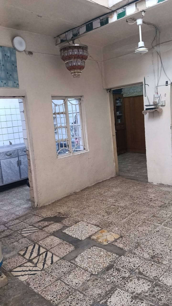 سلام عليكم بيت لل بيع طابو صرف بغداد مدينه الصدر قطاع 61 بضهر جامع رسول بيت 144 تفاصيل البيت خاص او تصال *********** او *********** وبل خدمه
