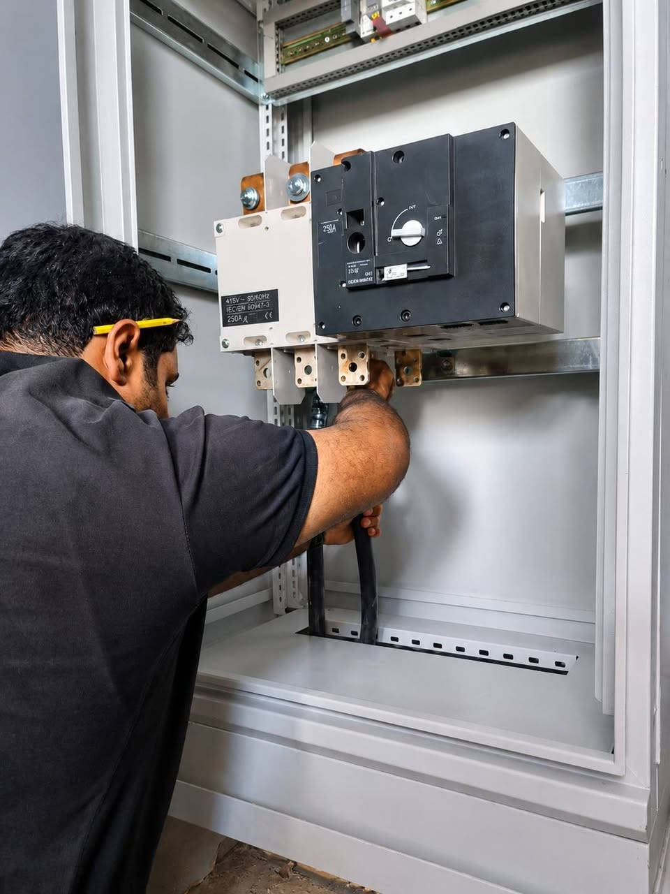 ⚡ مشروع جديد من Darwesh Control Systems ⚡

نفخر بتنفيذ أعمال ربط مولد كهربائي سعة 550 kVA وتجهيز منظومة التوزيع والسيطرة، مع تنفيذ الأعمال الكهربائية والمسارات وفق متطلبات المشروع وبعناية فنية عالية.

🔹 أعمال المشروع: • ربط مولد كهربائي 550 kVA
• تنفيذ Cable Tray حديد معلّق لمسارات الكابلات
• استخدام كيبل قدرة 1×300 mm² شعري
• تنفيذ Change Over Socomec – 800A
• تصنيع وتجهيز MDB
• قاطع رئيسي 800A
• قواطع فرعية متنوعة السعات حسب الأحمال
• تنظيم مسارات الكابلات وتنفيذ التوصيلات داخل البورد بصورة احترافية

👷‍♂️ فريق العمل

إبراهيم درويش
إشراف وتنفيذ

✨ والمبدعون:
سيف درويش
سجاد درويش

نجاح كل مشروع هو نتيجة فريق متكامل، دقة في التنفيذ، وخبرة في التفاصيل.

⚡ Darwesh Control Systems
نحو تنفيذ كهربائي أكثر احترافية وأماناً

📞 ***********

#Darwesh_Control_Systems
#ابراهيم_درويش #سيف_درويش #سجاد_درويش
#550kVA #Socomec #800A #MDB
#CableTray #Electrical_Systems #Control_Panels
#Electrical_Engineering #العراق
