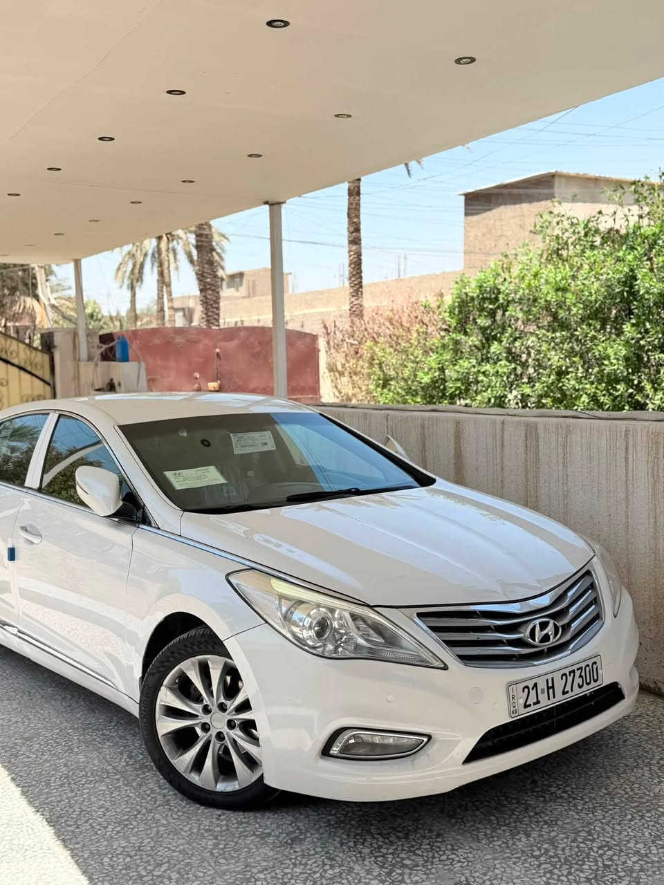 السلام عليكم
ازيرا ٢٠١٥ خليجي مكينة ستة سلندر
السيارة جديدة مابيها  حادث ولا ضربة نص قطعةبيها  صبغ باب خلفي نصة و ٣ اماكن بارد بسيط السيارة جديدة مابيها اي نقص 
رقم سليمانية الجديد هزة سنوية جديد تريد تحويل وكالة حاظر 
مواصفاتها 
مكينة ٦ سلندر 
داخل لونين بيجي واسود 
تبريد قطعتين 
سيدي جنجر ٦ أقراص  
بردة خلفية كهرباء 
بردات جانبية 
مري شفط + نضام ترحيب 
لايت لد عدسة  + بك لايت لد 
تدفئة كشنات
حساس امامي خلفي  
باقي المواصفات معروفة 
سعرها ١١٣ وبيها مجال بسيط 
مكاني بغداد 
*********** هيثم
