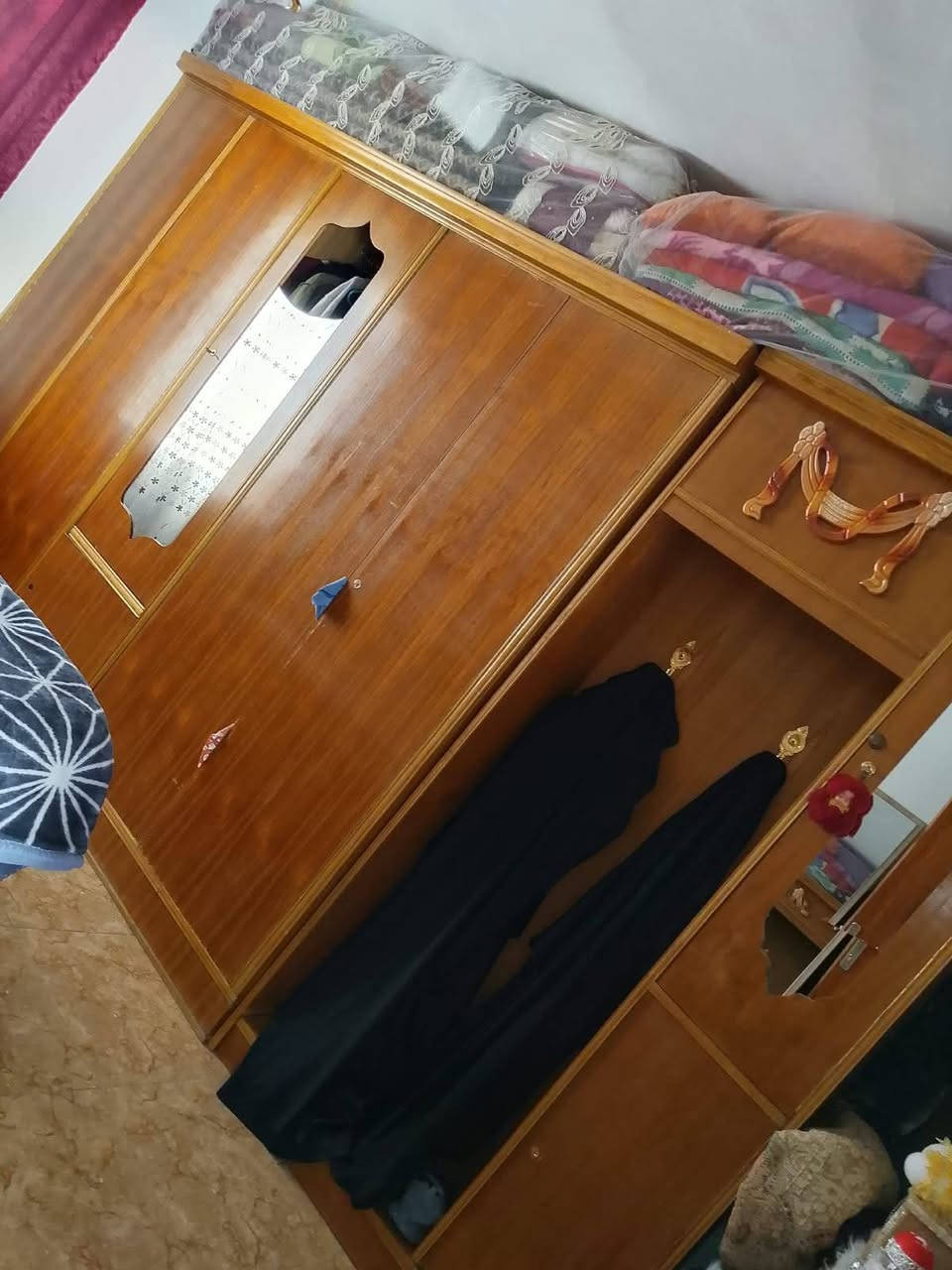 غرفه للبيع ماخذته ب800 الله يشهد بس محتازهه واريد ابيعهه مابيها ضرر رايدتهه ب350 للاستفسار عل الرقم فقط ***********
