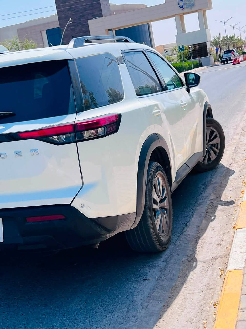 السلام عليكم
باتفايندر 2024 sv  4wd
سبعه راكب

السياره كاتي تترقم ( سليمانيه اربيل دهوك ) 

مواصفات sv 
بصمه 
دخول ذكي 
تشغيل عن بعد 
رادار امامي 
تحديد مسار 
قياده ذاتيه 
نقطه عمياء 
رادار خلفي 
حساسات خلفيه 
تبريد ٣ قطع منفصه 
تدفئه كشنات 
باب خلفي نص كهرباء 
كشنات كهرباء 
فور ويل 
مساعد نزول منحدرات 

وبعد بيهه هواي مواصفات 

ضرر جاملغ خلفي ربعه صبغ 
وباب جنطه بدلته بلاد نفس اللون 
بدون داخل بدون ايرباك بدون شاصي
السعر ٢٣٥ وبي مجال 
للاستفسار 
***********
