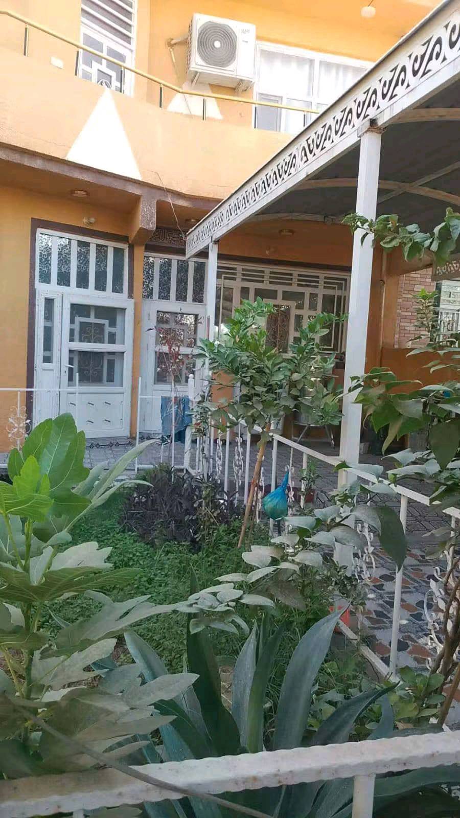 بيت للبيع مساحه 333 
مكان: حي الزهراء حي الشمر الفرع الاول 
تفاصيل:  سند 25 طابقين 
الطابق الاول:طراز حديث يحتوي على غرفه نوم عدد 2+مطبخ +صاله + استقبال +صحيات داخليه وخاريجه 
الطابق الثاني: بناء جديد ويحتوي على غرفتين نوم سويت  وصاله وصحيات 
***********