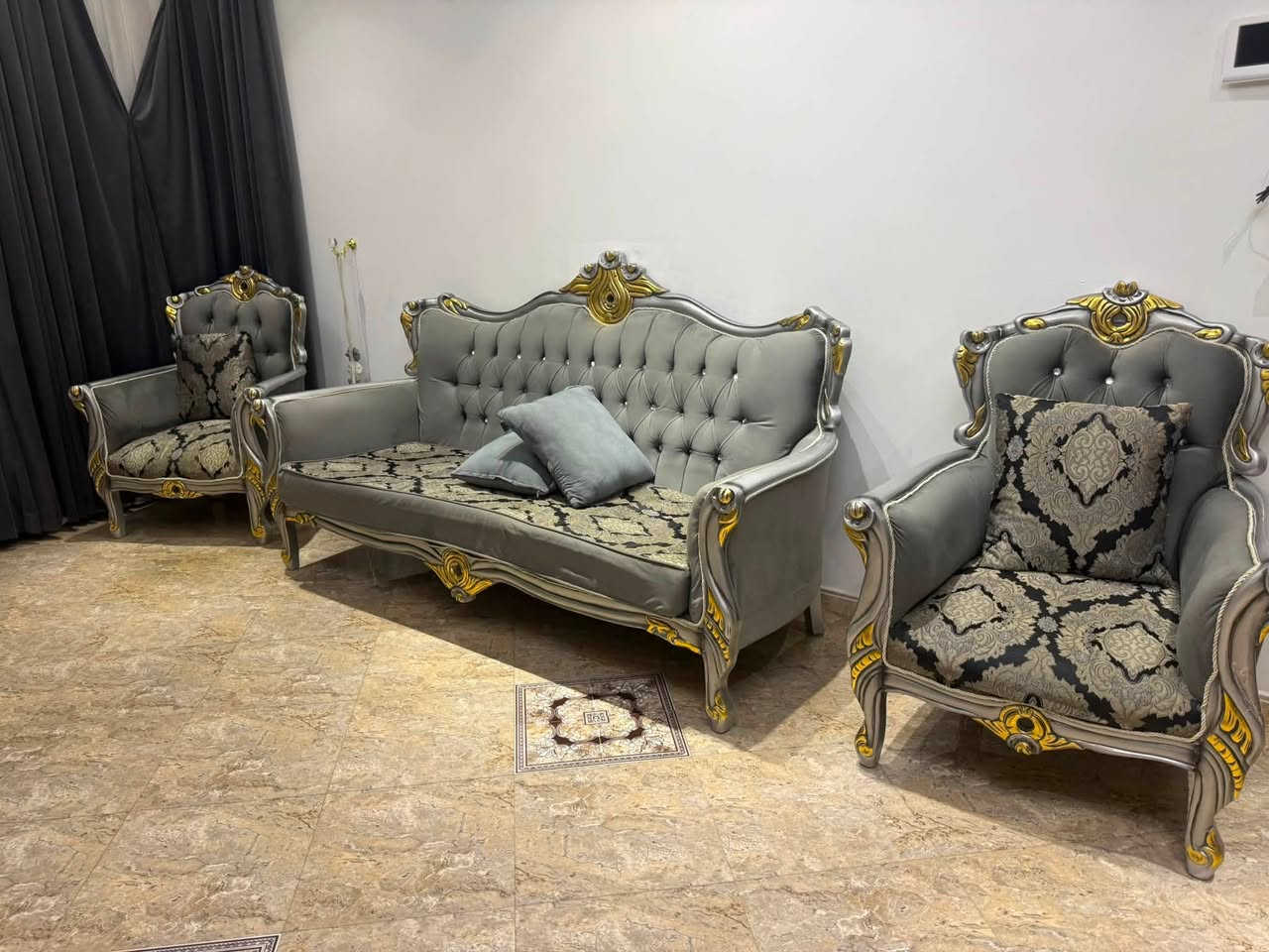 لبيع تخم  نظيف كلش

أربع كراسي و ٢ قنفه  وطبله 

للاستفسار اتصل ع ***********
