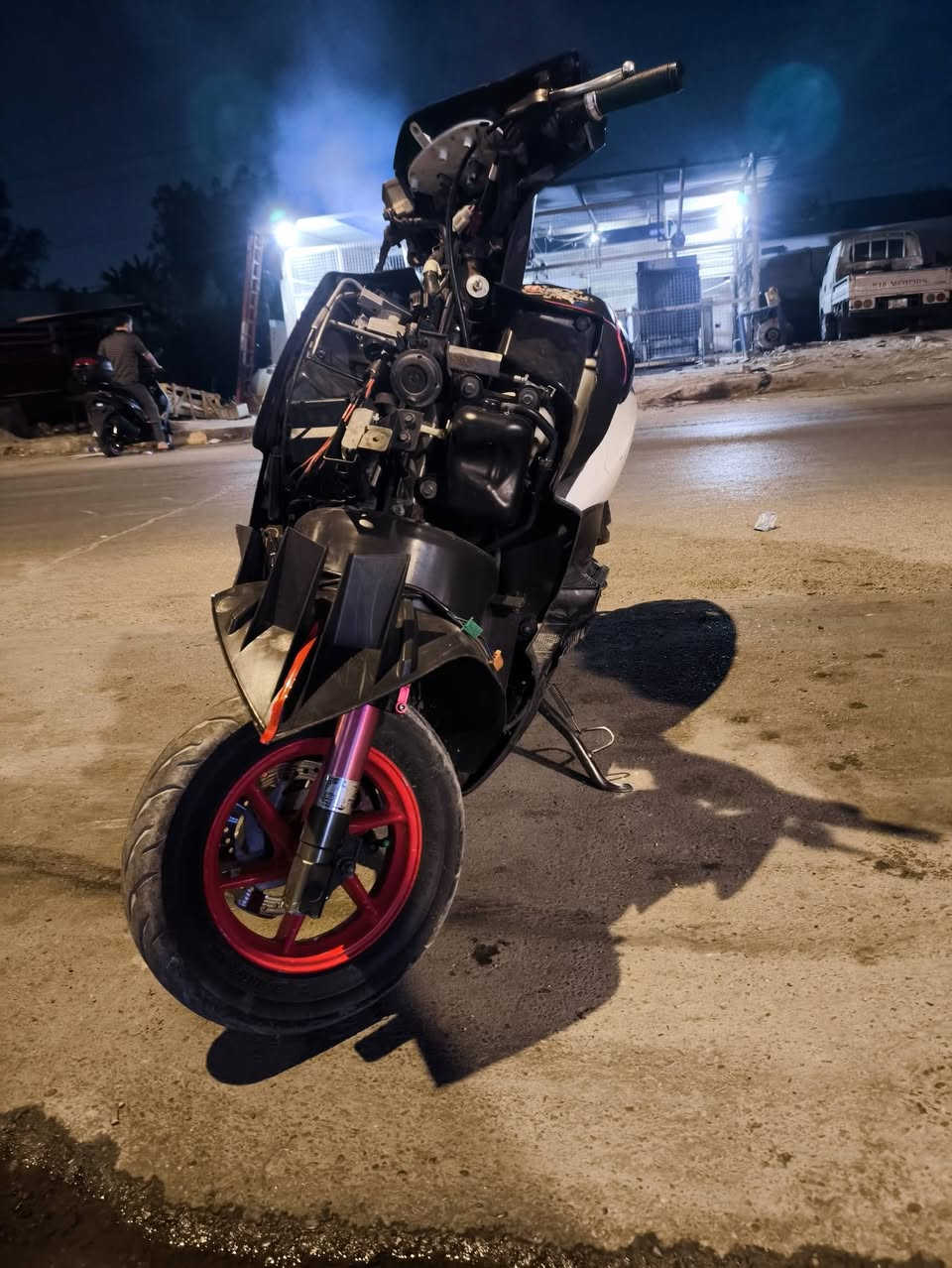 السلام عليكم جيتي ار مكينه ممفتوحه  
بيها بس ضعف بل ولفات 
بيها دبلات رياضي حمر اصلي 
وياله احمر 
دراجه كفرات ختم بدون بجم  
كهربائيات كلها شغاله باتري جديد تايرات جدد 
ملاح 
قفلها ب550
عنوان بلديات 
***********

