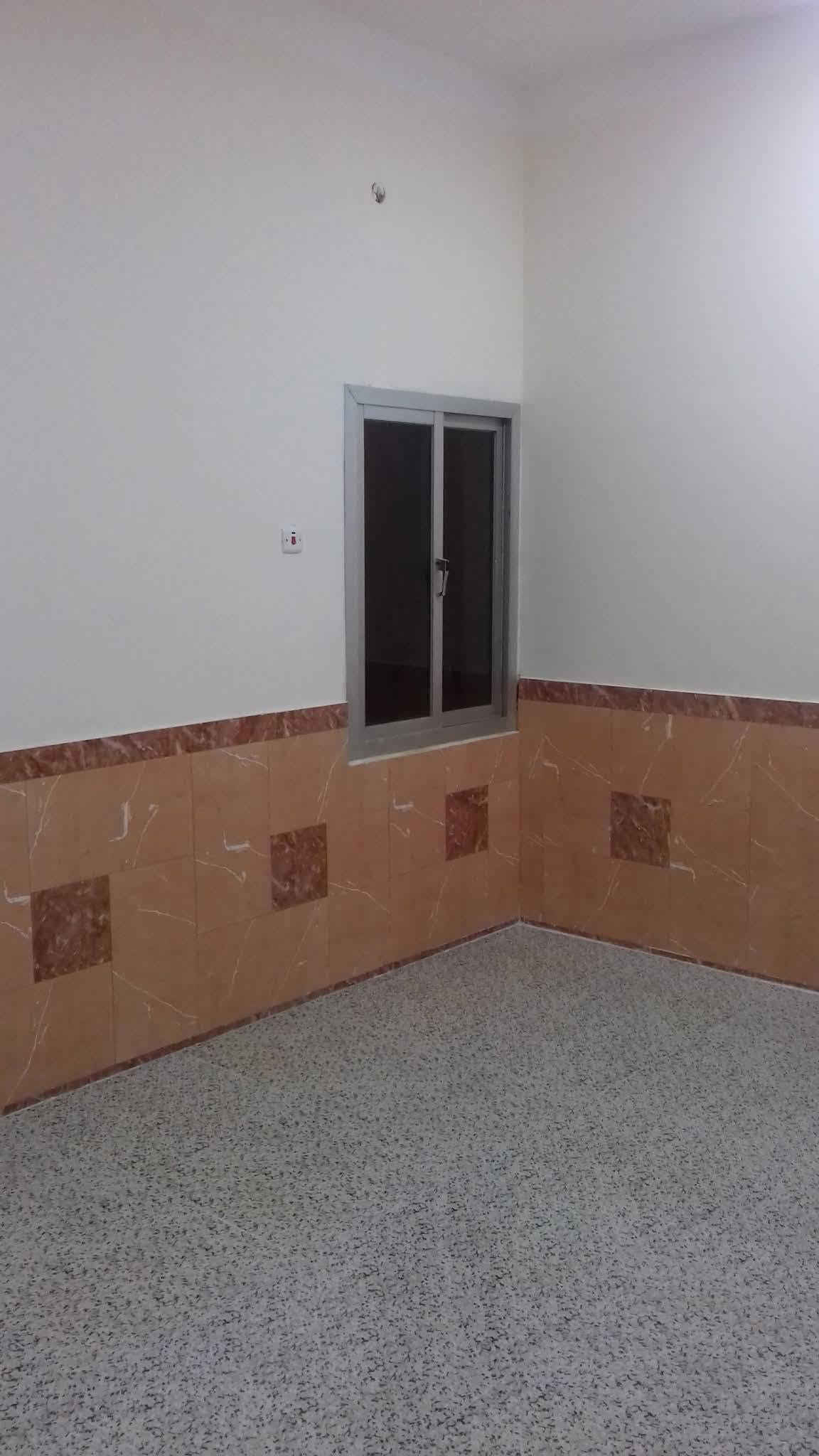 دار للايجار مساحة 150 متر غرفتين وصالة ومطبخ واستقبال وحمامات وطارمة العنوان حي الجامعة شارع 20 قرب مدرسة الجامعة للاستفسار خاص او واتساب
