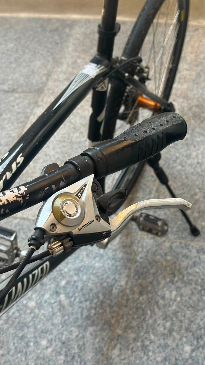 ..XL لاصحاب القامات الطويله …
السلام عليكم ورحمه الله وبركاته …
للبيع SPECIALIZED كلها مختمه سبشل زد 🇺🇸 ماركه غنيه عن التعريف 
قياس الفريم XL ارتفاع الفريم 61
دراجه حلوه ونظيفه ما ناقصها شي
عليها تايرات وجوابه KENDA جديدات قبل اسبوع شديتهن 
وياله AXlS 
سستم شيمانو 3 امامي 8خلفي 
السعر 275 
العنوان بغداد الزعفرانيه 
للاتصال ***********
