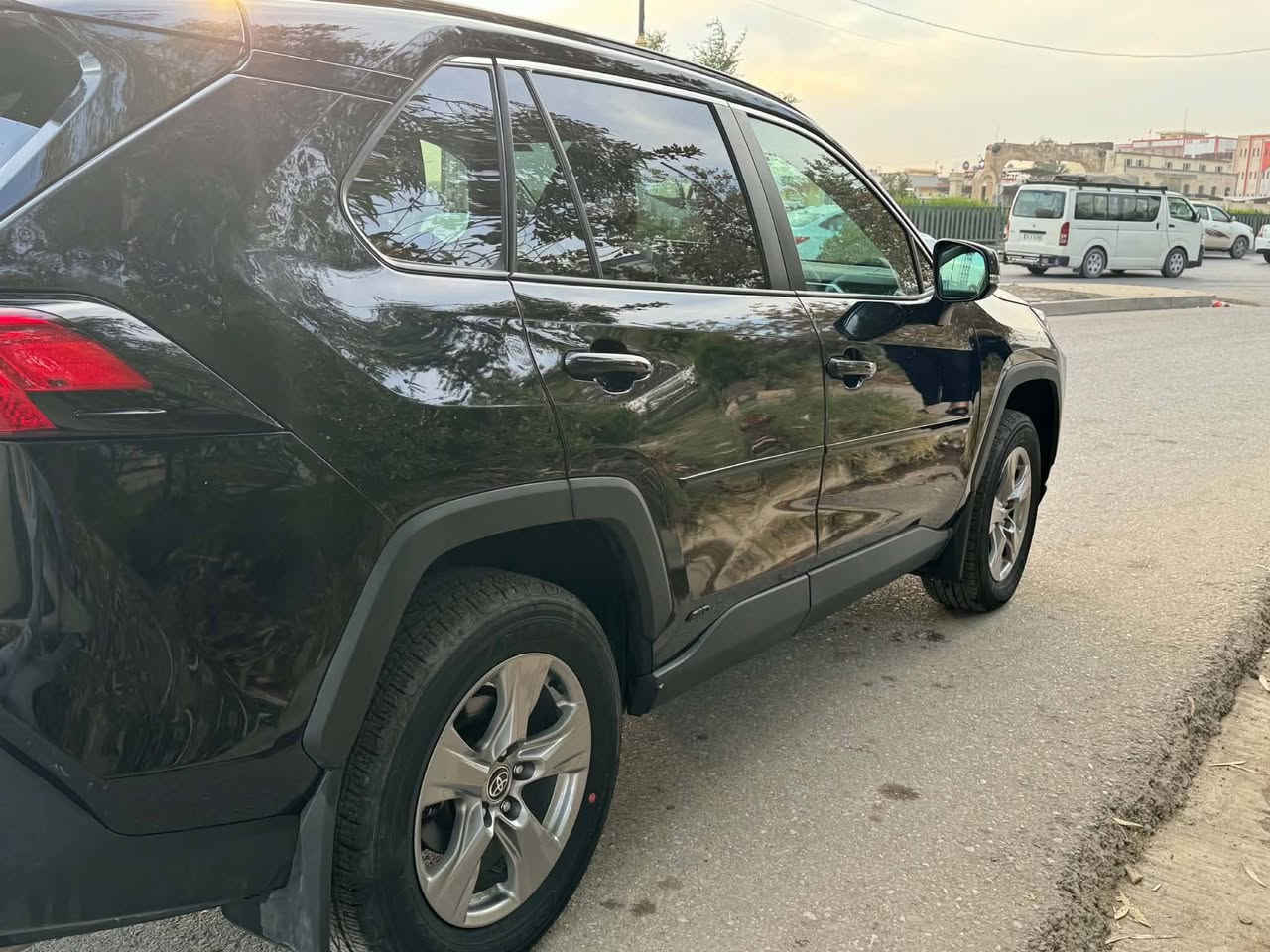‏2024   TOYOTA RAV4 XLE Hybrid.
اللون الخارجي  اسود
  عداد 18 الف مايل  
وارد  امريكي 
 الفحص  كامل
         
الاضافات :

•دفع رباعي 4*4
• ماتور 2500cc هايبرد
• قير اوتوماتيك 
• كراسي مخمل
• شاشة كبيرة
• كاميرا خلفي
• رادار امامي
• مانع تصادم
• محدد مسرب
• تصحيح مسار
• مثبت سرعة
• مانع انزلاق
• استيرنق متحرك
•ابل كار بلاي 
•اندرويد اوتو 
• تحكم طارة
• إنارة ترحيبية
• مري كهرباء
• غمازات عالمري 
• حساسات تجاوز BSM 
• شاشة اعطال
• زجاج كهرباء ملون
• اضوية امامية زنون LED
• اضوية خلفية LED
• كشافات زنون LED
• اضاءة فل زنون LED
• ليد زنون نهاري
• نظام صوتي مميز
• أوامر صوتية
• حساسات ضغط هواء الإطارات
‏• GPS
• 3 أنظمة قيادة (eco, ev, sport)
•تبريد 2 قطع  مركزي
• هولد كب
• ركايات وسط
• بلوتوث
• مدخل USB + AUX

فقط بيع  السعر 24500
***********
المكان موصل
