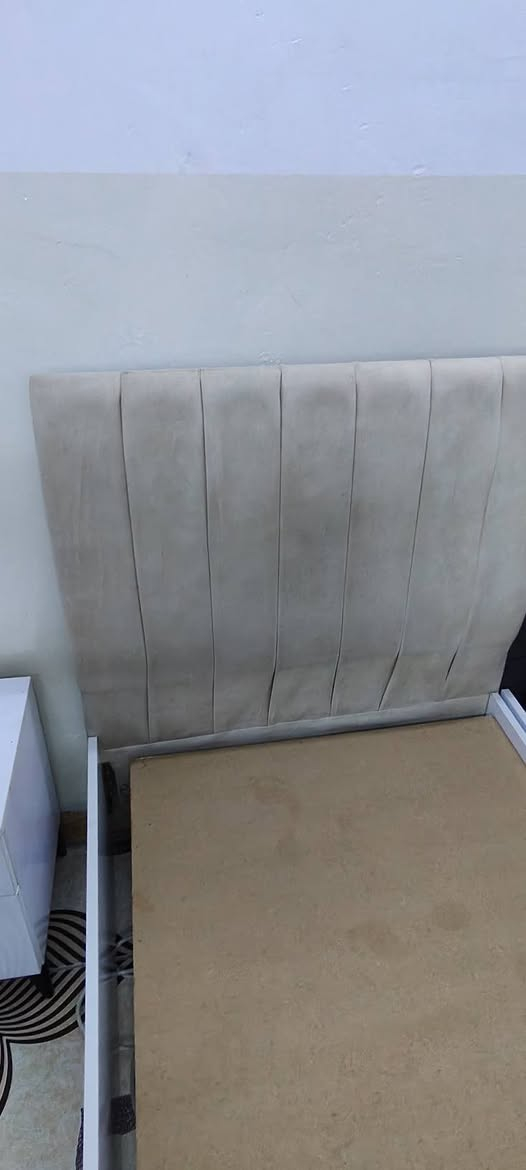 السلام عليكم للبيع سيسام نفر 1
عندي كانتور كانتور وسيسام ودولاب صغير نظافه
100/100 مكاني  كركوك سعره 200 بي مجال بسيط 
*********** وتساب
