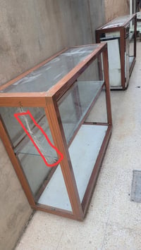 فاترينات ٢ • ميز المنيوم ٢ • زجاج مكسور