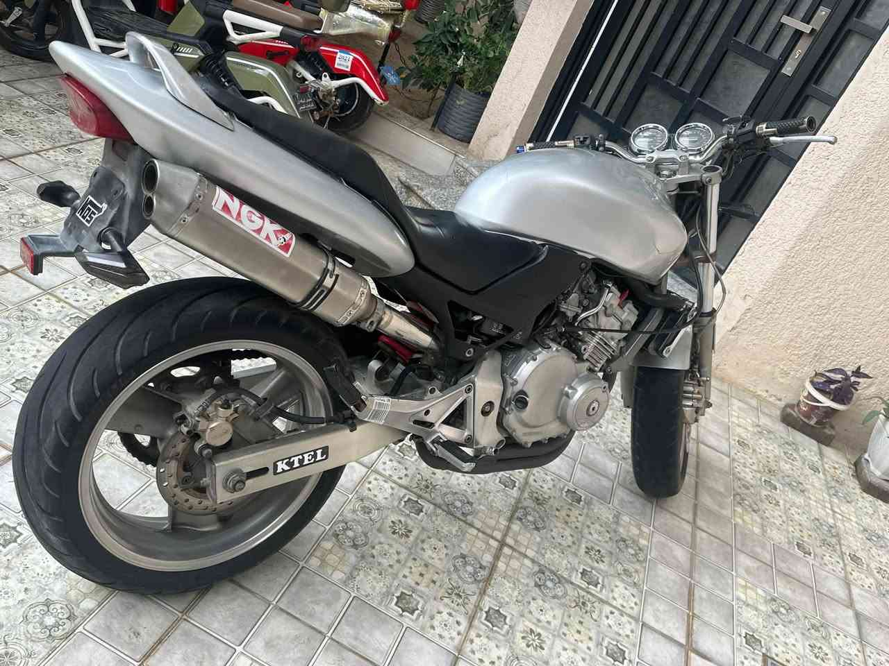 بطح هورنيت • ٢٥٠ • اوراق كمرك