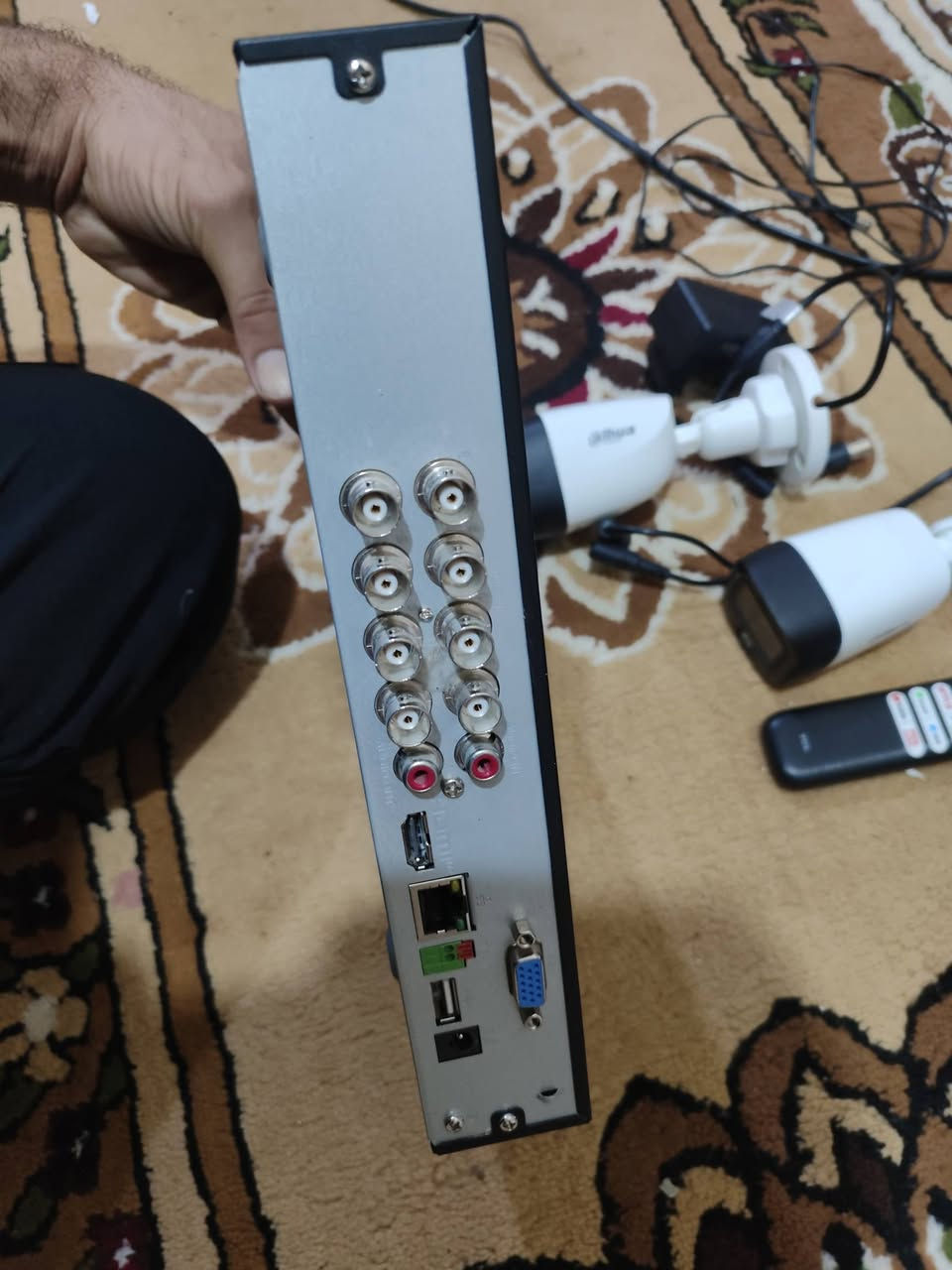 كامرات مع جهاز الدهوا مع شاشه مع ملحقاته مع ماوس عدد ثنين مع واير 30متر بعد ما مستخدم جديد تجي وتشد ما تحتاج اي شي  السعر 375وبيهن مجال  مكان القرنه ***********
