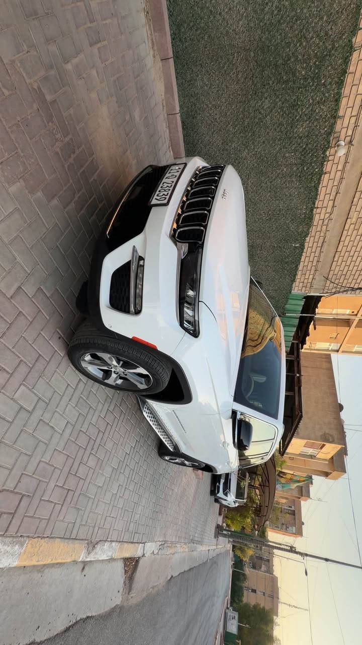 سلام عليكم للبيع جيب لمتد بلاس خليجي شركه هارلم موديل 24 خمسه راكب محرك 3600 فول مواصفات ماشيه 35 كم مكفوله من الصبغ والبارد سياره باسمي مكان السياره بغداد الغدير للتواصل رقم تلفون ***********
