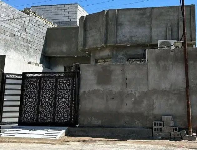 اسلام عليكم 
دار للبيع مساحه 200م  غرفتين وصاله واستقبال حمام خارجية وداخليه مطبخ حار بارد مساحة البناء 175 م بناءً بلوك اشراف هندسي وشخصي 
العنوان شارع زين العابدين خلف أسواق أبو حيدر المالكي گاع بيت عمران شارع العقيد توفيق السعر 108 مليون 
أكثر تفاصيل صاحب المنزل ***********
