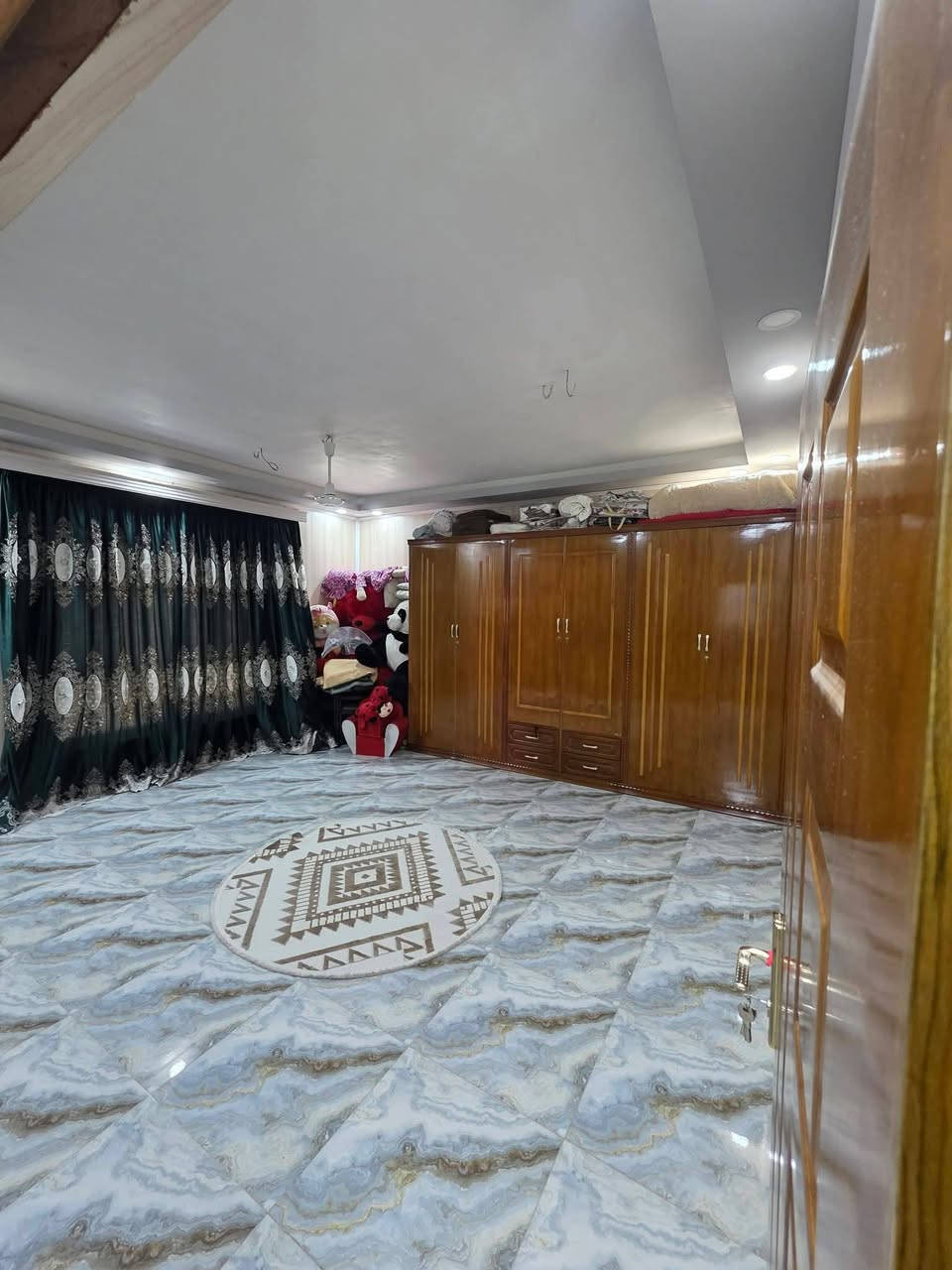 *🏡 قطعة أرض للبيع  ب - سياحي | 1200م² | قرية المزیدیة*
مع دار بيها. جاهز للسكن 

*العنوان:*  
قرية المزیدیة - قرب مرقد الإمام أحمد الحارث "عليه السلام"  
موقع مميز، هواء نظيف، وهدوء + قريب على المرقد للزوار

*المواصفات:*
- المساحة: *1200 متر مربع* 
- نوع السند: *طابو زراعي سند 25/سياحي* -تحويل مباشر 
- كهرباء وماء واصل للقطعة  

*مميزات الموقع:*
✅ قرب مرقد الإمام أحمد الحارث - مناسب جدا 
✅ منطقة هادئة جداااا  
 - للجادين فقط  

*للتواصل والاستفسار:*  
📞 اتصل/واتساب: [***********]  
أو راسل خاص
