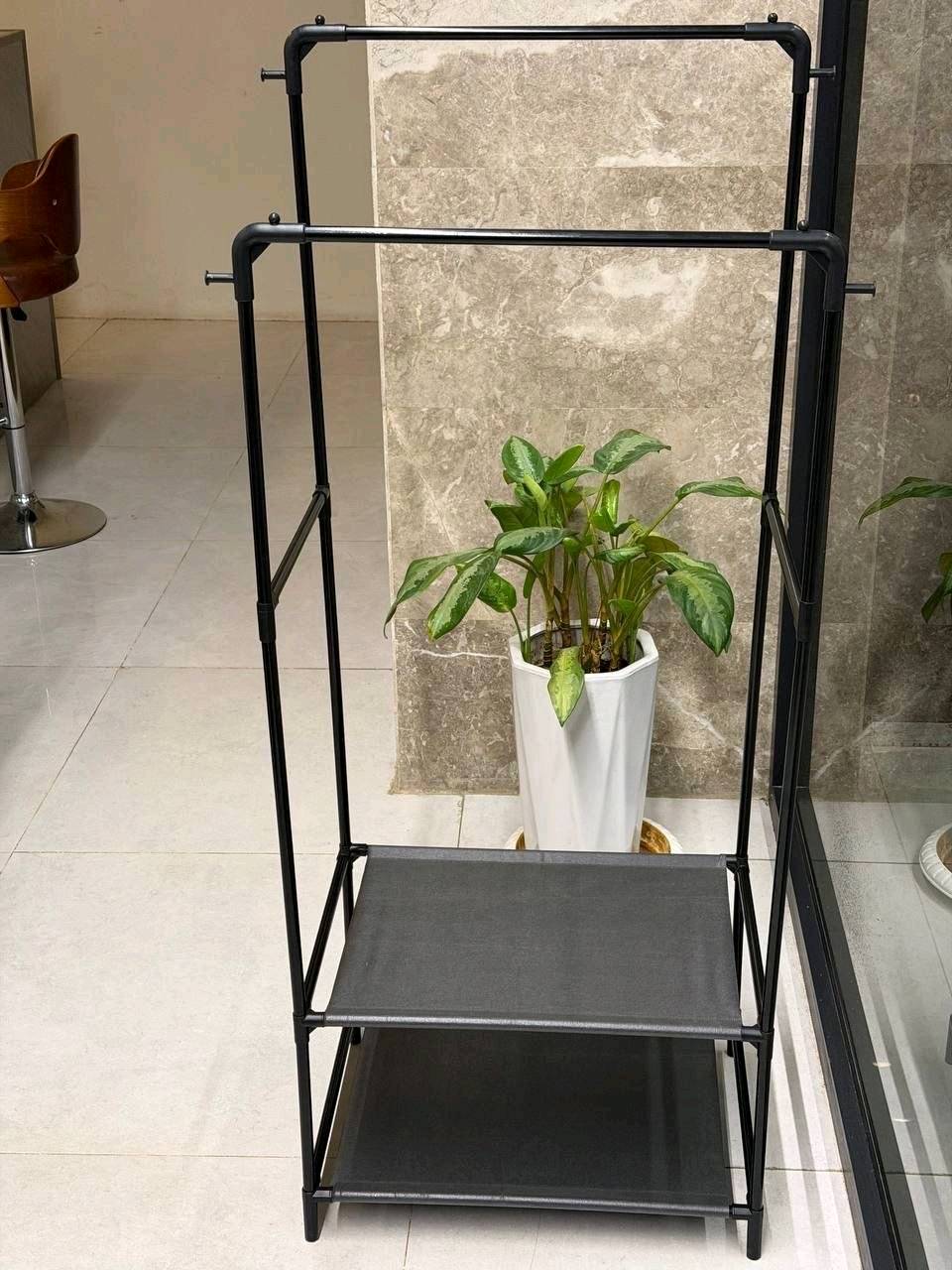 ستاند ملابس مودرن ذات تصميم  مميز

المميزات: 

تنظيم متكامل: 
مزود بقضيب علوي لتعليق المعاطف والملابس، وعلاقات جانبية إضافية، وأرفف متعددة لترتيب الملابس المطوية، الحقائب، والإكسسوارات.

​توفير المساحة:
 تصميم ذكي يتيح لك استغلال الزوايا والمساحات الضيقة بأقصى فاعلية، مع مساحة مخصصة للأحذية في الرف السفلي.

​جودة متينة ومظهر أنيق: 
هيكل معدني متين بلون أبيض راقٍ يضيف لمسة جمالية وعصرية لأي غرفة نوم أو مساحة تبديل ملابس.

​سهولة التجميع:
 يأتي مع القطع والأدوات اللازمة لتركيبه بكل سهولة وسرعة.
القياسات: 
ارتفاع 150
عرض 60
طول 42
السعر: 20 الف 
التوصيل: 3 بغداد 5 محافظات