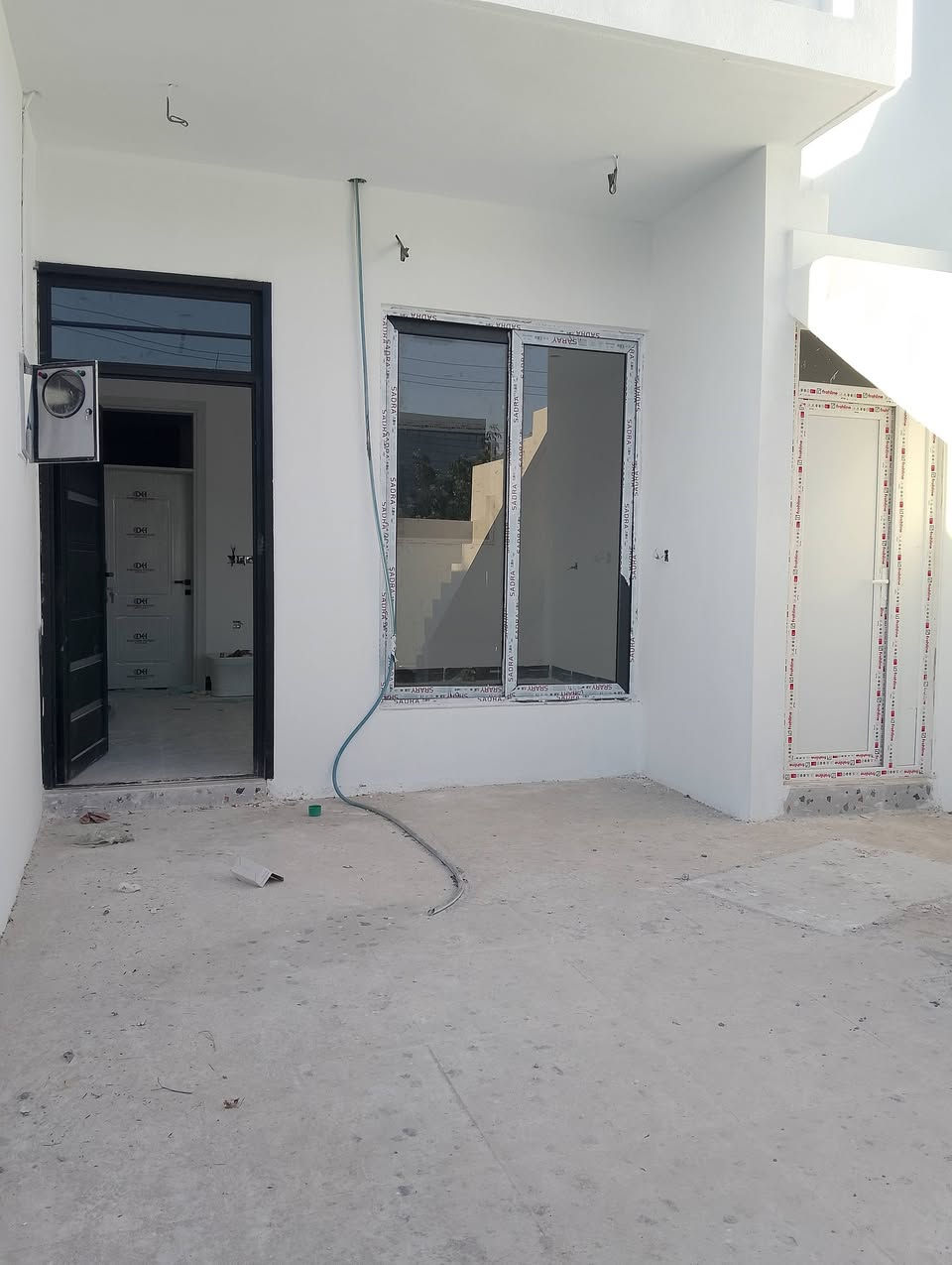دارين للبيع مساحة/100/متر قطاري بناء صفر سنة2026
العنوان:قادسية الثانية شارع أبو وليد 
مواصفات:سيراميك،وسقف مغربي،ونظام دكت تبريد مركزي 
نوع العقار:رقم 
يحتوي على استقبال ومطبخ وهول وغرفة نوم
موقع مميز وعلى شارع عشرين  وتبليط ومجاري وماءحلوو 
سعر مناسب50مليون وبيها مجال 
للاكستفسار اكثر مراجعة مكتب النورين للعقارات والمقاولات أو الاتصال على الارقام التالية:***********واتسأب
