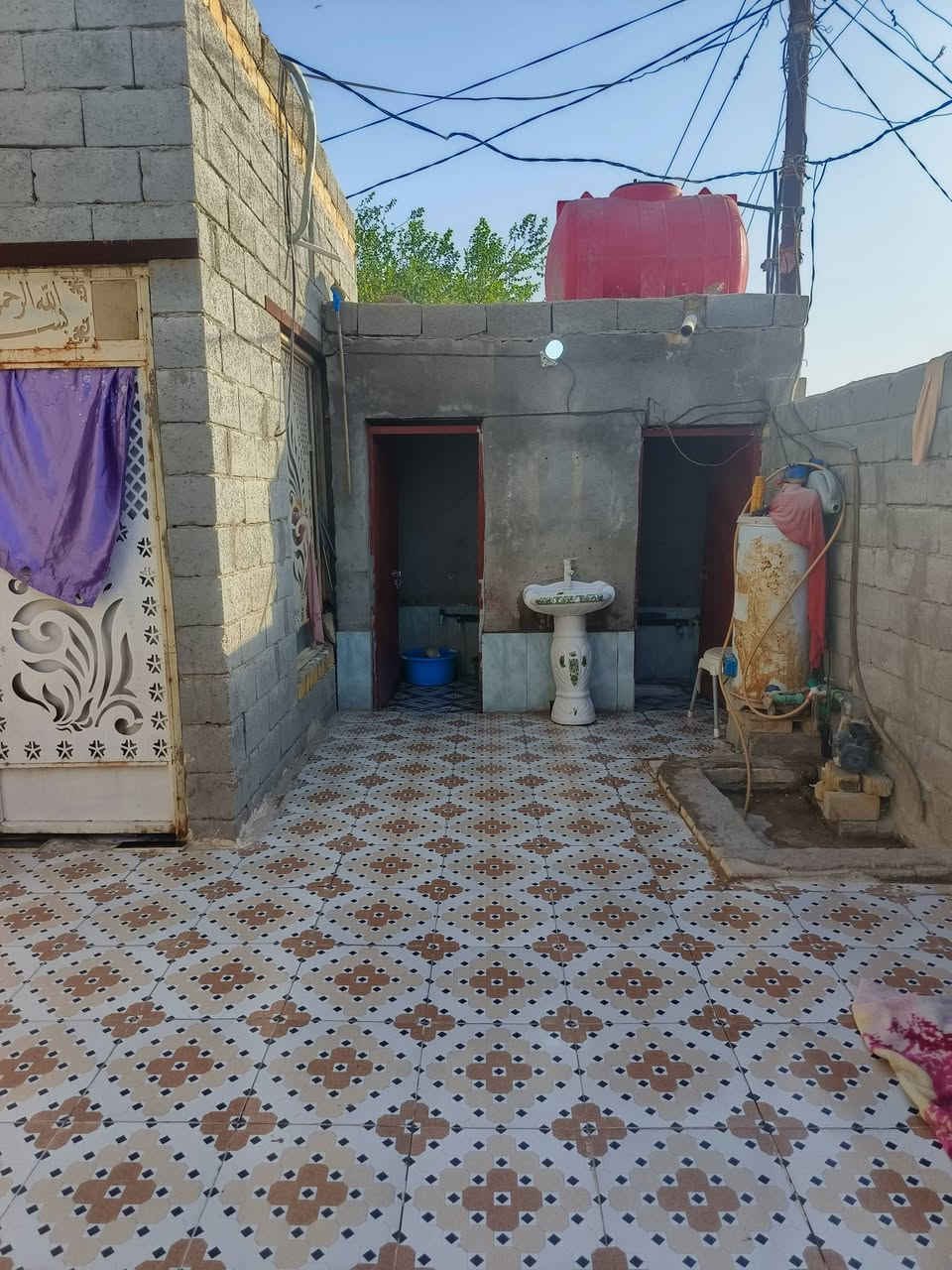 السلام عليكم بيت بحي الحسين غرفتين وديوانيه ومطبخ كامل من كلشي مابي اي نقص بناء جديد ماي كهرباء مجاري كله فول السعر خاص واتساب ‏‪***********‬‏
