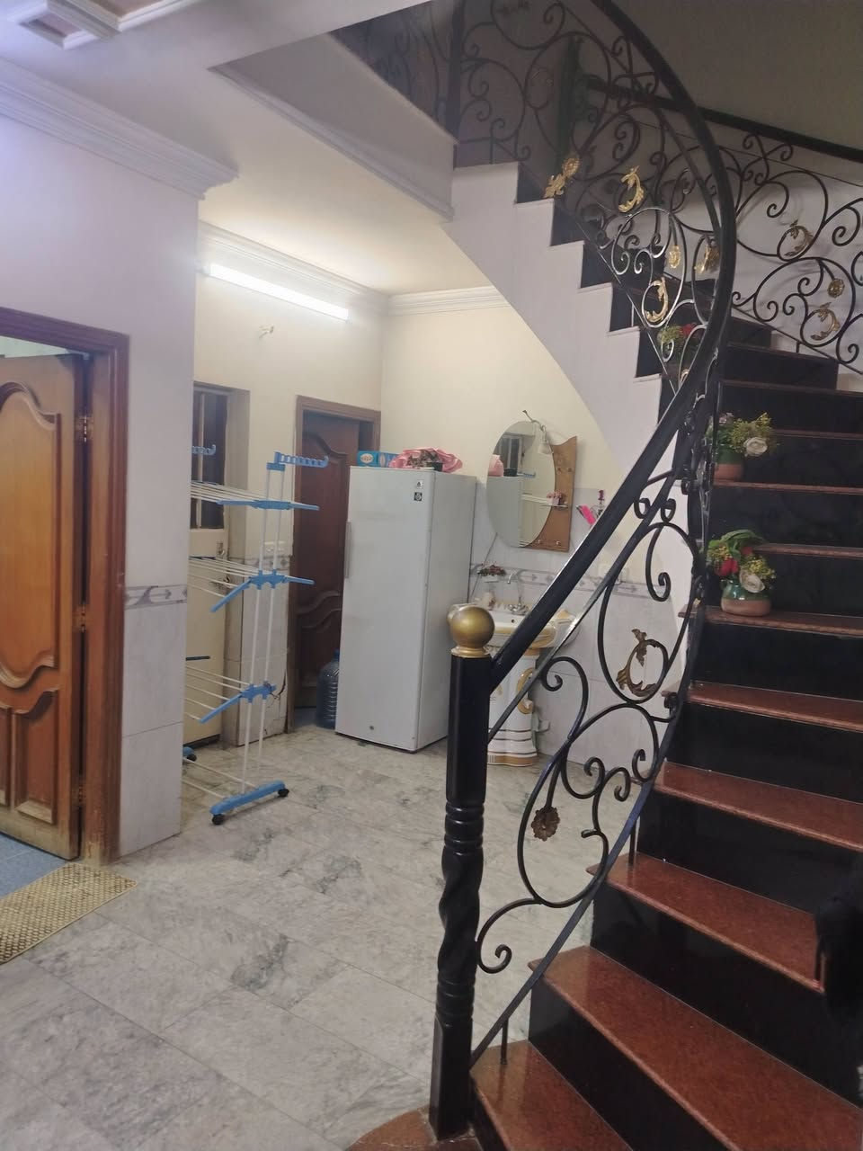 يالله  بسم الله الحافظ.                                                    للبيع دار مساحة ٢٢٠م بناء سنة ٢٠١٤  نظيف جدا طابقين  يحتوي علي صالة ومطبخ وحولي و٤ غرف نوم وخدمات عدد ٣ بالاضافة الى حديقة كبيرة وكراج يتسع لسيارتين شارع عرض ١٥م مربع هادى جدا ومرغوب في بغداد حي الشباب قرب مجمع الرازي الطبي للاستفسار الاتصال           ***********. او.  ***********.                                  مكتب. ركن الحافظ للعقار بغداد حي الشباب
