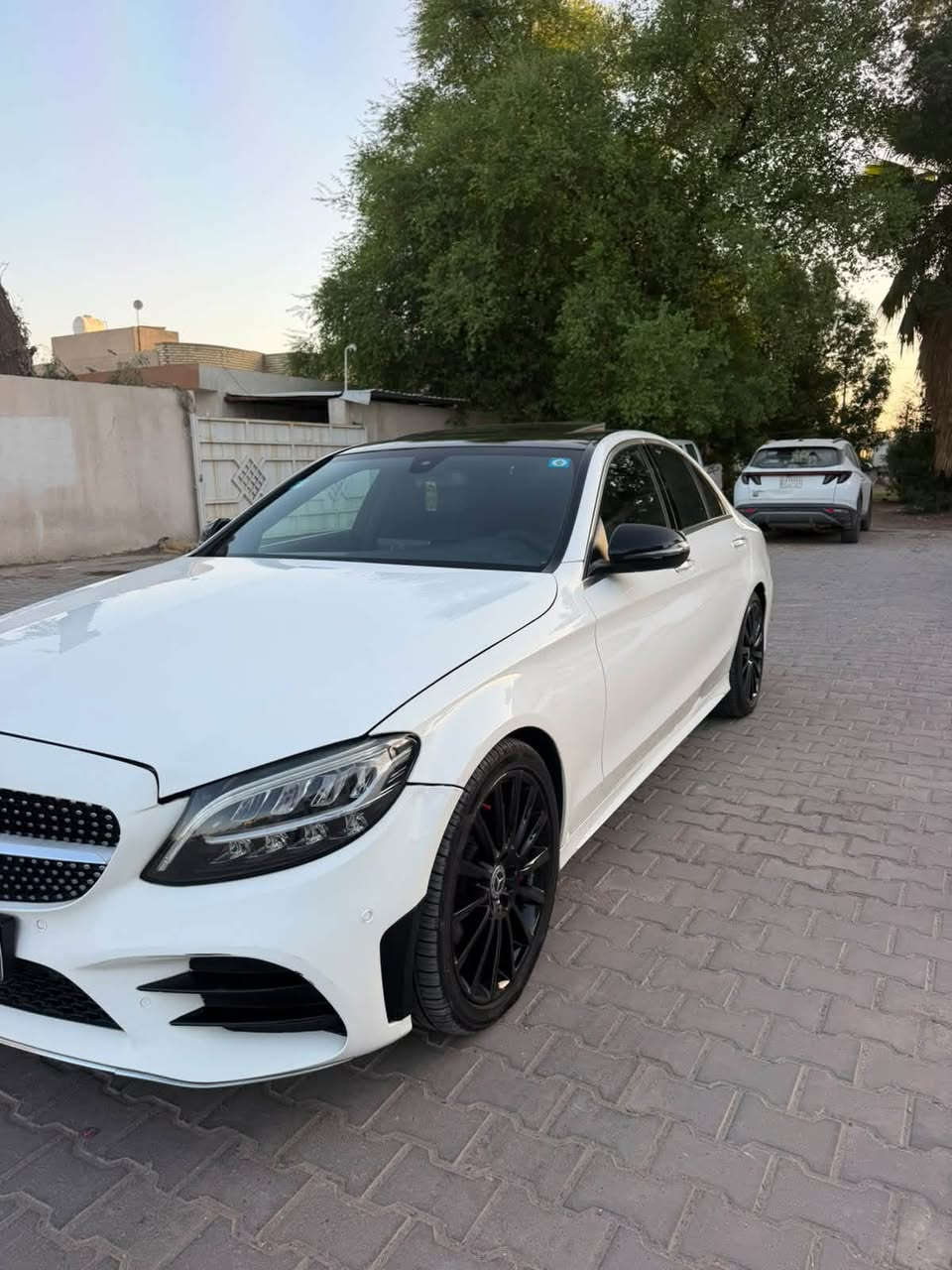 السلام عليكم للبيع او مراوس مرسيدس c 300 حادث جاملغ وبنيد ومبدل نفس الون بدون صبغ رقم بغداد بسمي السيارة فول مواصفات وجاهزة ما بيها نقص تخم تاير جديد السعر 180 وبيها مجال حك الجية 
الشراي يتصل *********** مكاني بغداد الكاظمية
