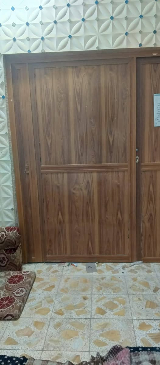مواصفاته باب المنيوم تزگام دفتري (يتصفط عل حايط)  باب نضيف كلش مكلف بالنشر الرقم للتواصل واتساب فقط*********** السعر 175
