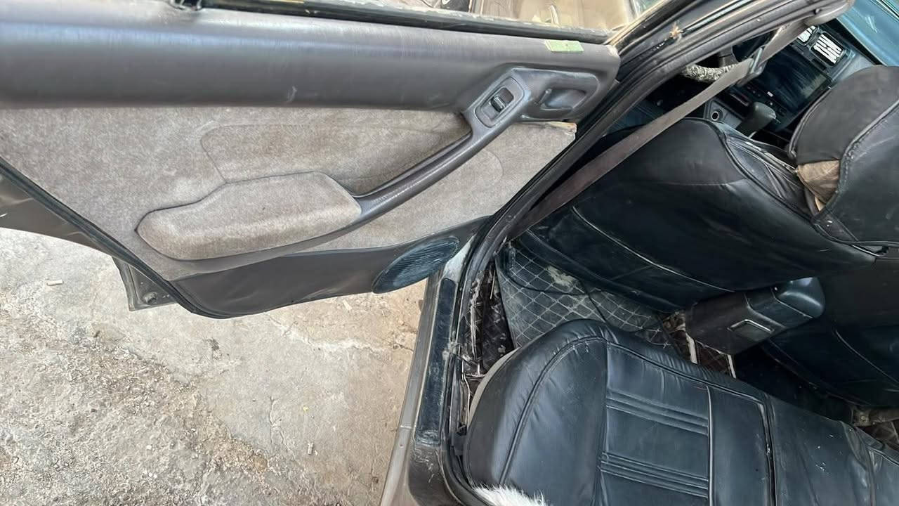السلام عليكم
كرونا موديل 92 للبيع 
رقم نجف إنكليزي السياره ناعمه و محرك كير نضيفات وبيها 
تخم تاير جديد وباتري جديد و ستوني بدلتها عنبار للبريك جديد. 
كشرها شويه تعبان. 
السعر 40 وبيها مجال. 
***********
