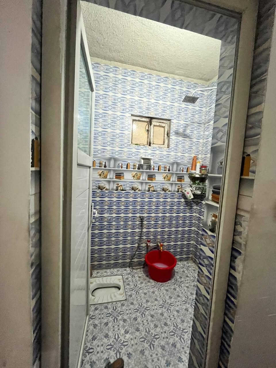 اعلان بيع منزل سكني 🏡
الموقع: بغداد - منطقة الدوانم - شارع أبو نزار

المساحة: 85 متر مربع
​تفاصيل المنزل
​الطابق الأول: مدخلان، صالة، غرفة نوم، وخدمات.
​الطابق الثاني: غرفة نوم، حولي (ممر/موزع وسطحي)، وسطح.
​للتواصل والاستفسار:

📞 ***********
