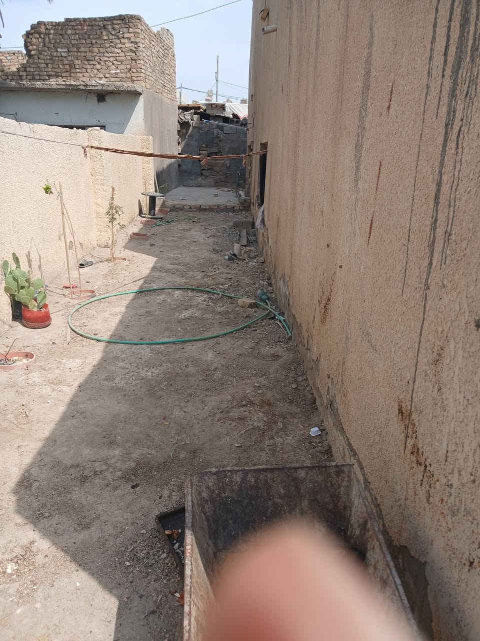 السلام عليكم***********
بيت مساحه 400 م بيه 6 غرف نوم واستقبال ومطبخ وصحيات داخليه وخارجيه بناء طابوق كله عكاده مسجل بلبلديه حي الحسين مقابيل ابو نور لسيراميك قرب المدرسه الصينيه اتصل وبيك خير وتدلل
