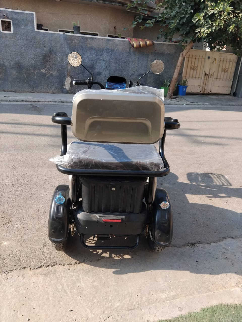 @دراجة شحن ثلاث عجلات حديثة بحالة جيدة صار اربع اشهر من اخذتهه فول مواصفات الشحن يمشيك ٣٠ كيلو اريد اسوي عملية وارد ابيعهه فايدتني هواي بس محتاج افلوسهه تلفون *********** الثعالبة
